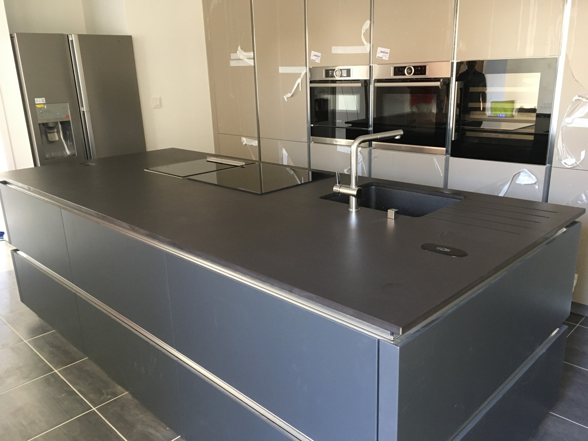 ilot central de cuisine en dekton domoos par le marbrier Hm deco sur le bassin d'arcachon