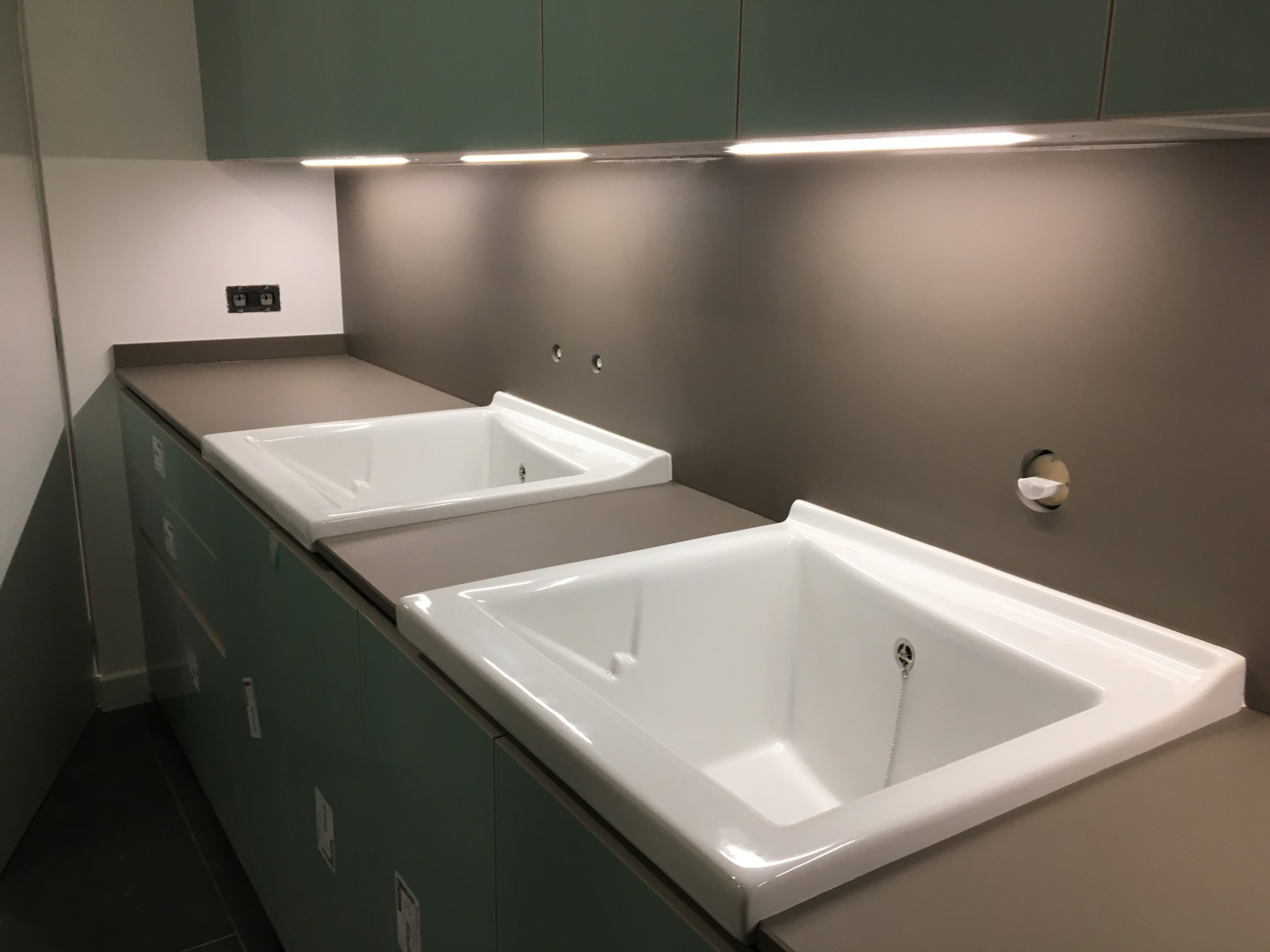 Installer des éviers de salle de bain sur des plans de travail en dekton Galema sur le bassin d'Arcachon