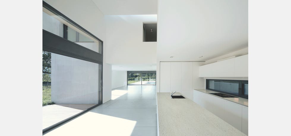 Plan de travail en dekton gris strato pour une cuisine professionnelle en aquitaine