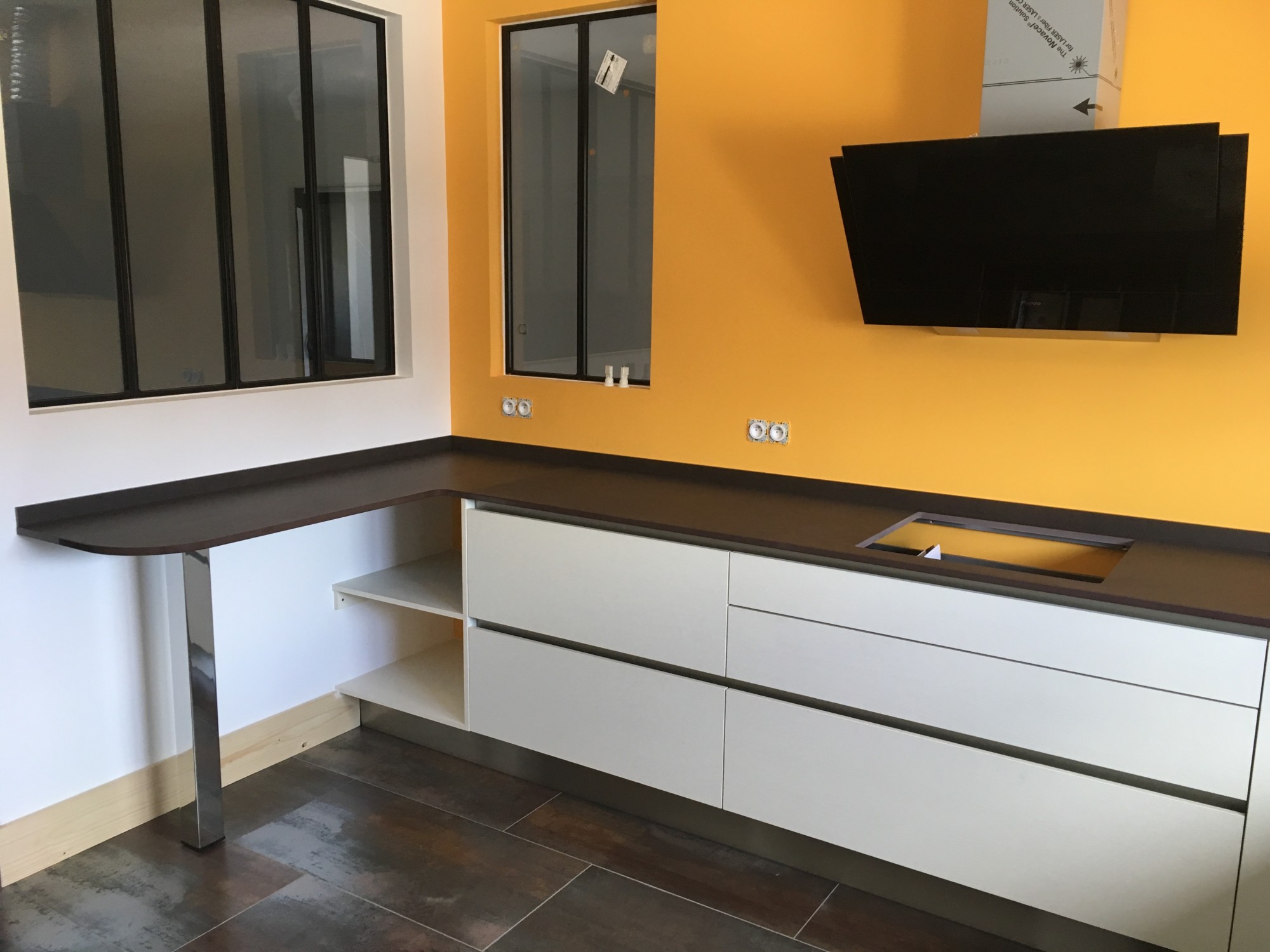 Coin table arrondi en pierre dans une cuisine à Gujan Mestras