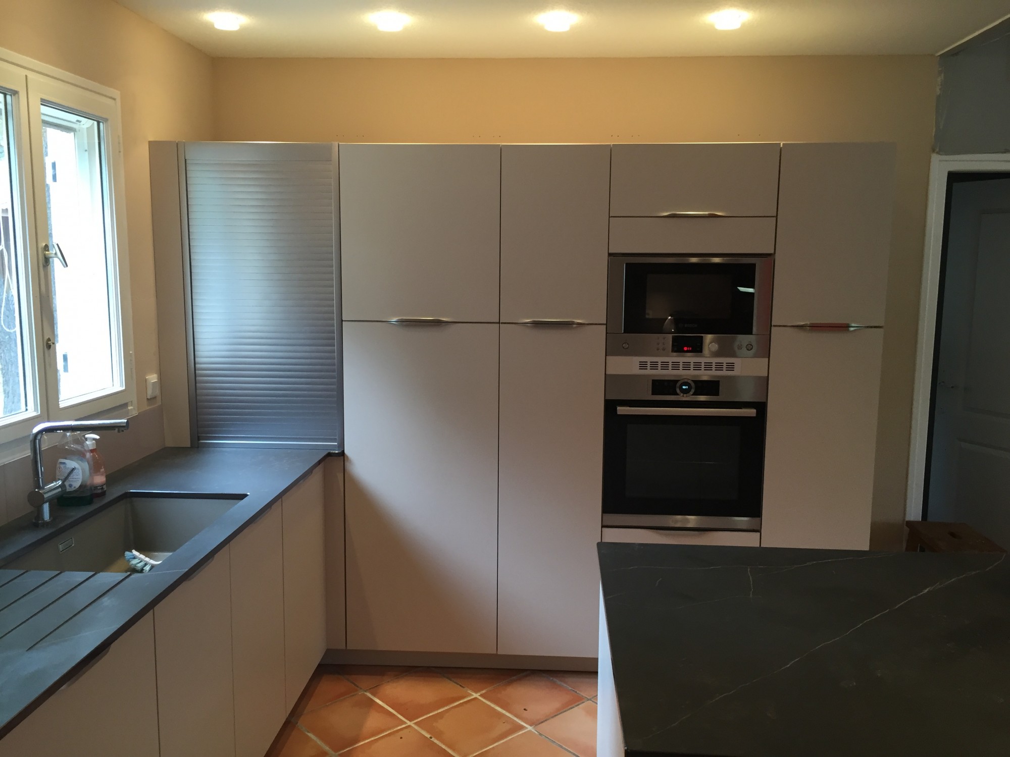 installateur de plans de travail en dekton pour une cuisine à Eysine 33