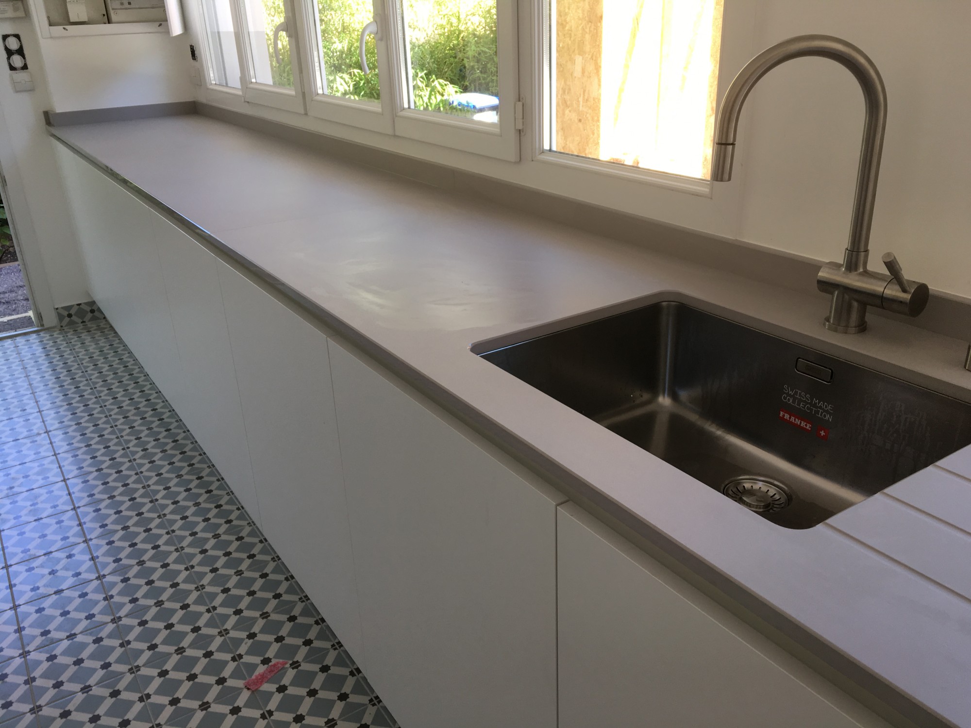 grand linéaire en dekton gris clair en aquitaine