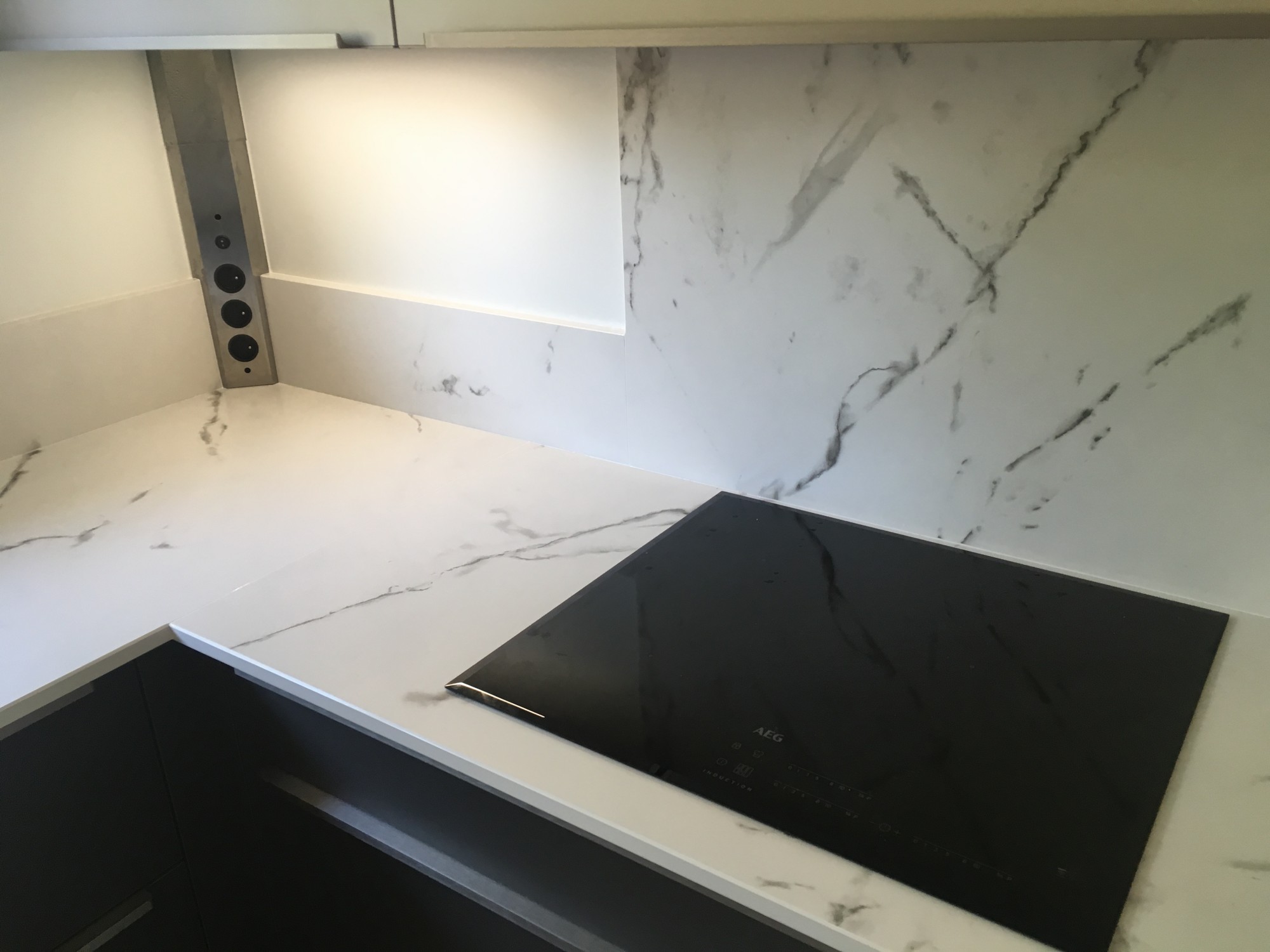 installer une crédence en dekton au dessus de sa plaque de cuisson à Cestas 33