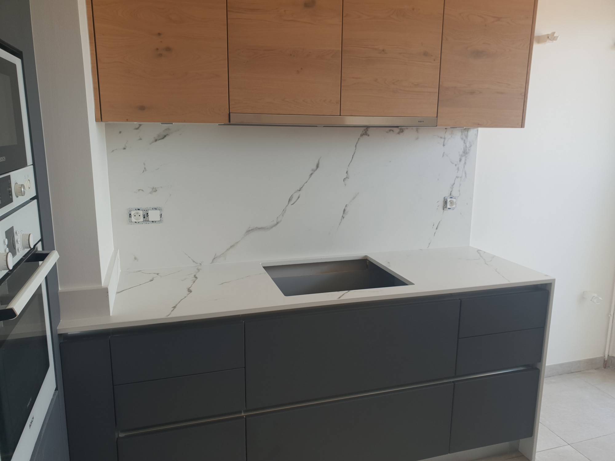 Coller des crédences en dekton sur le mur de la cuisine à Saint Jean-d'Illac 33