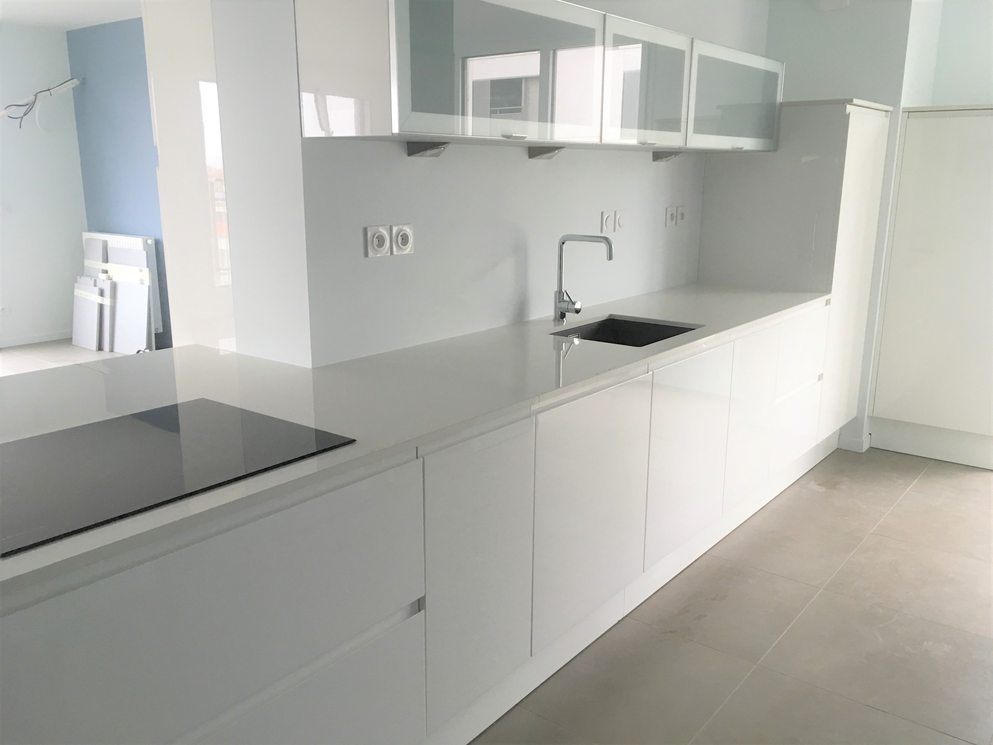 couvrir ses meubles de plans de travail en pierre blanche brillante dans les landes 40