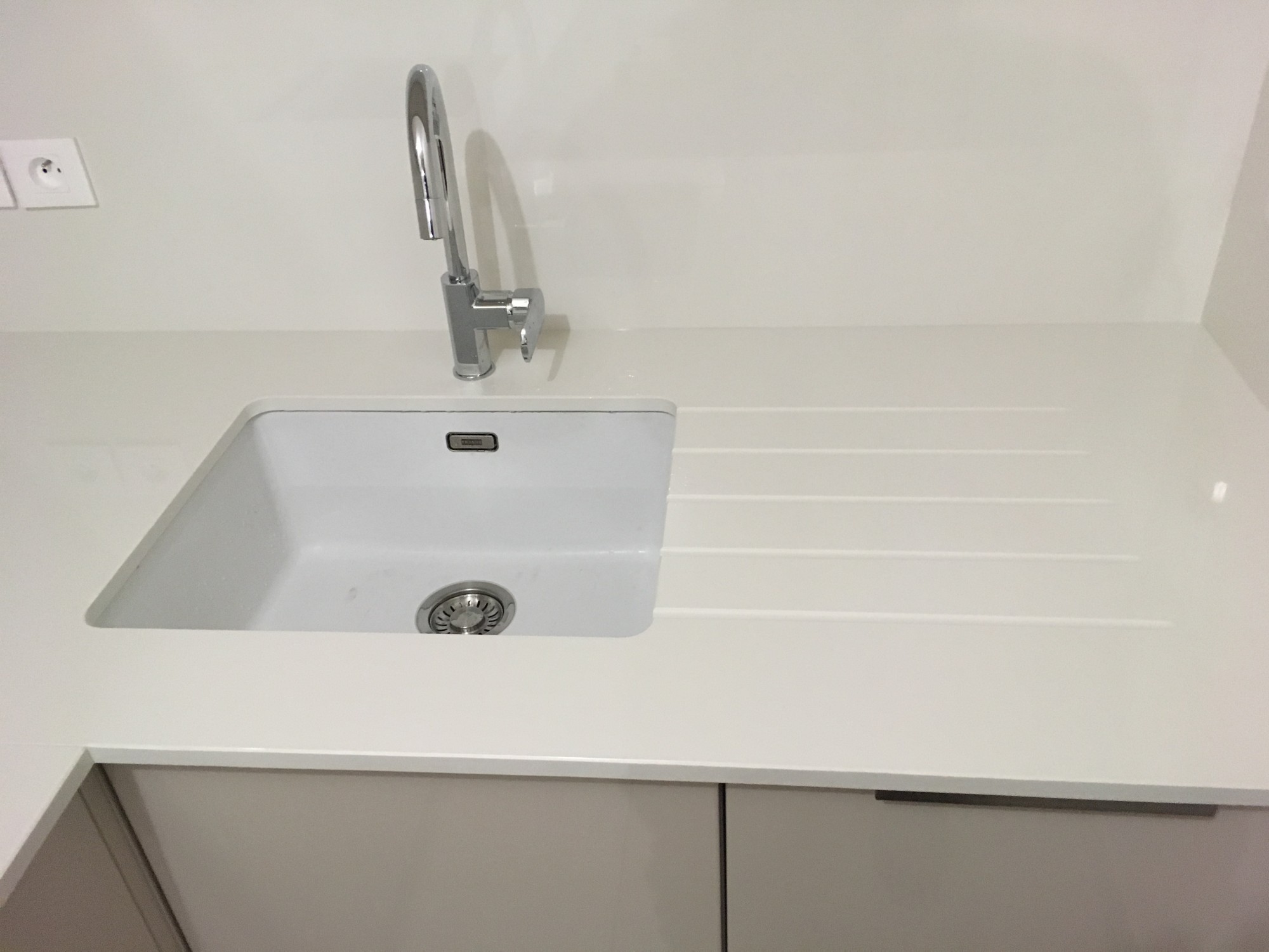 découpe pour cuve sur plan de travail en dekton blanc près de Bordeaux