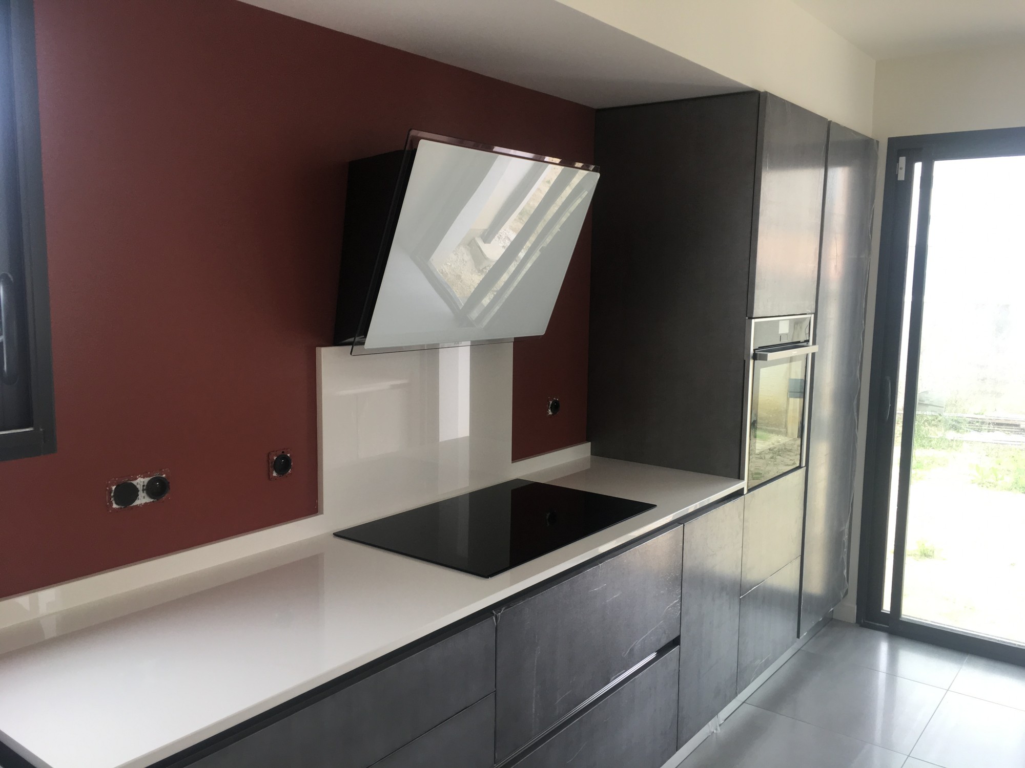 Découpe brute pour plaque de cuisson sur des plans de travail en Dekton à Arcachon