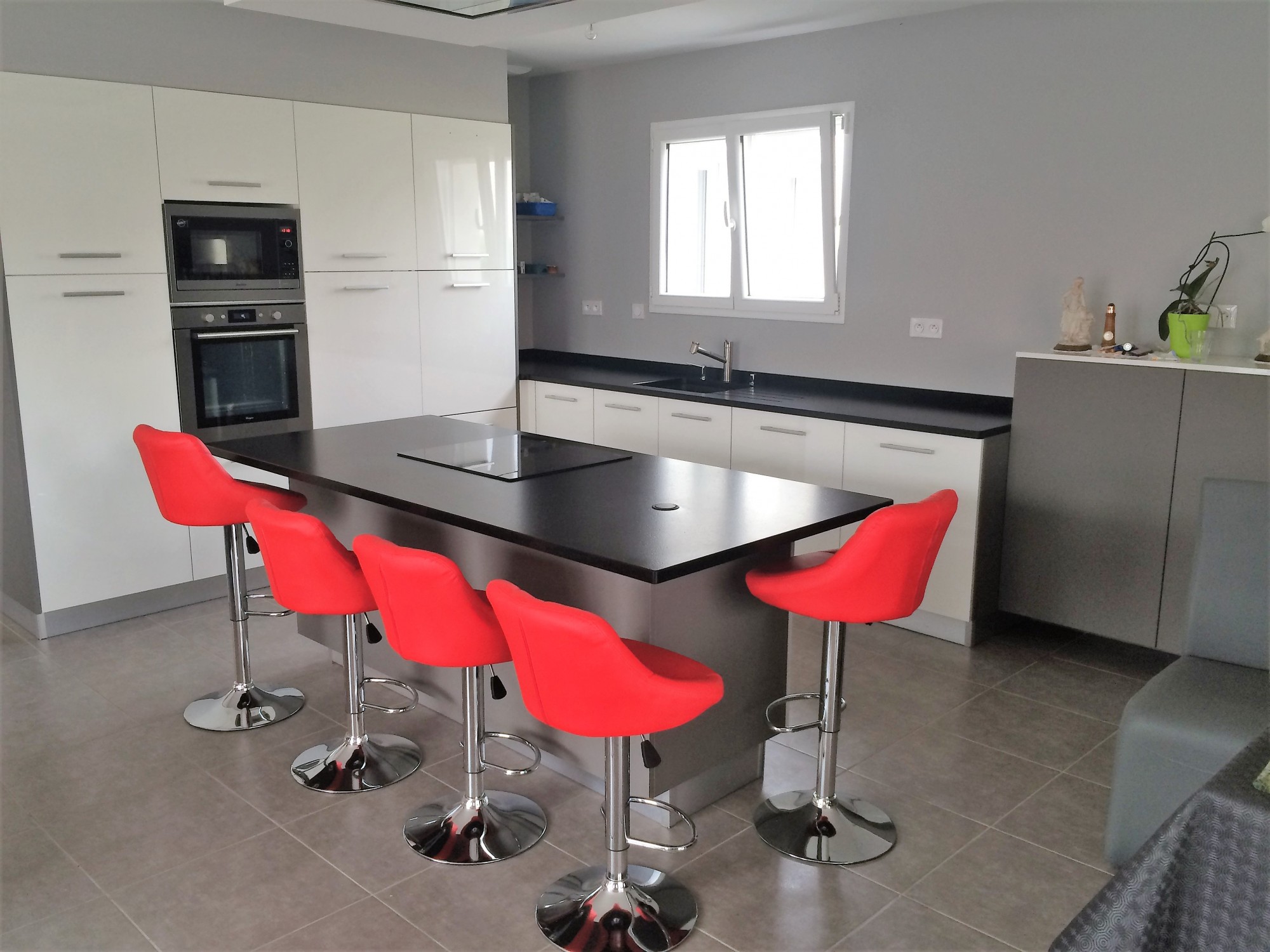 plan de travail noir finition cuir bordeaux