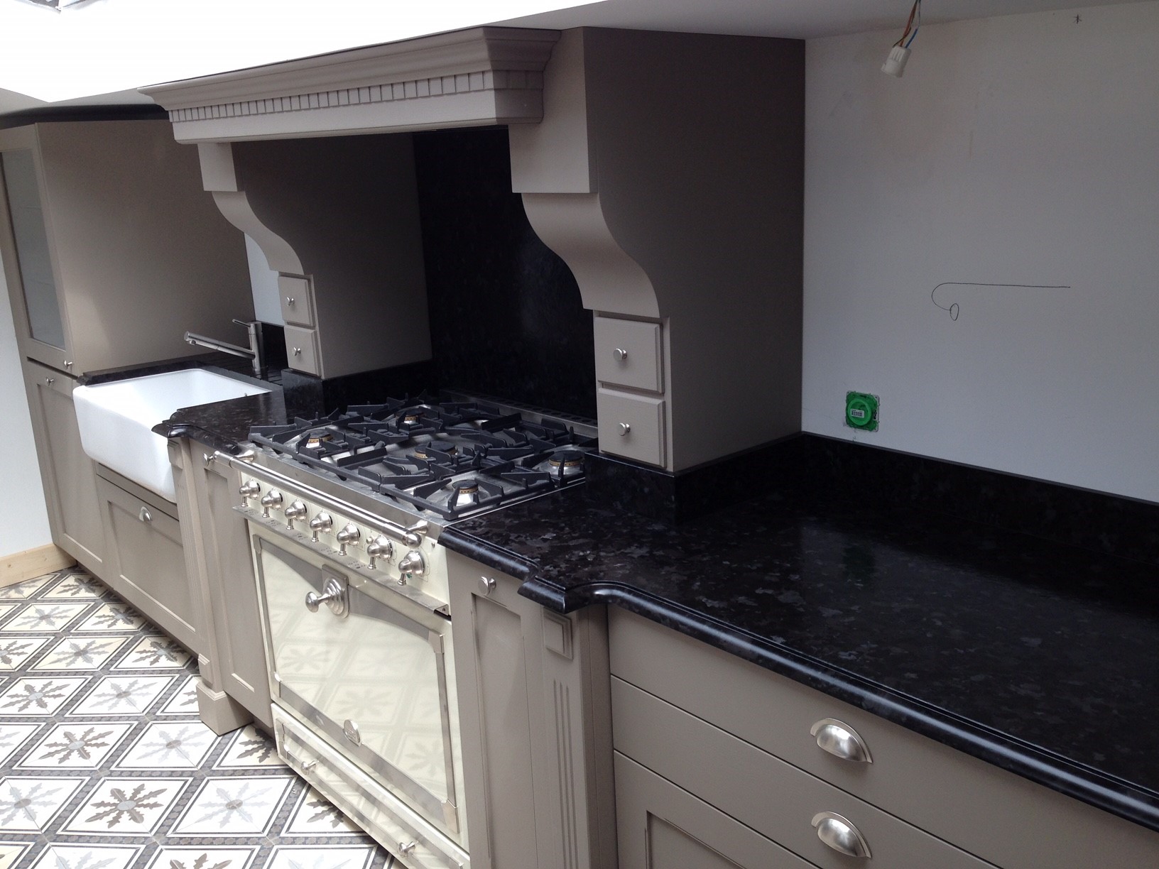 cuisine avec plan de travail taillé bordeaux