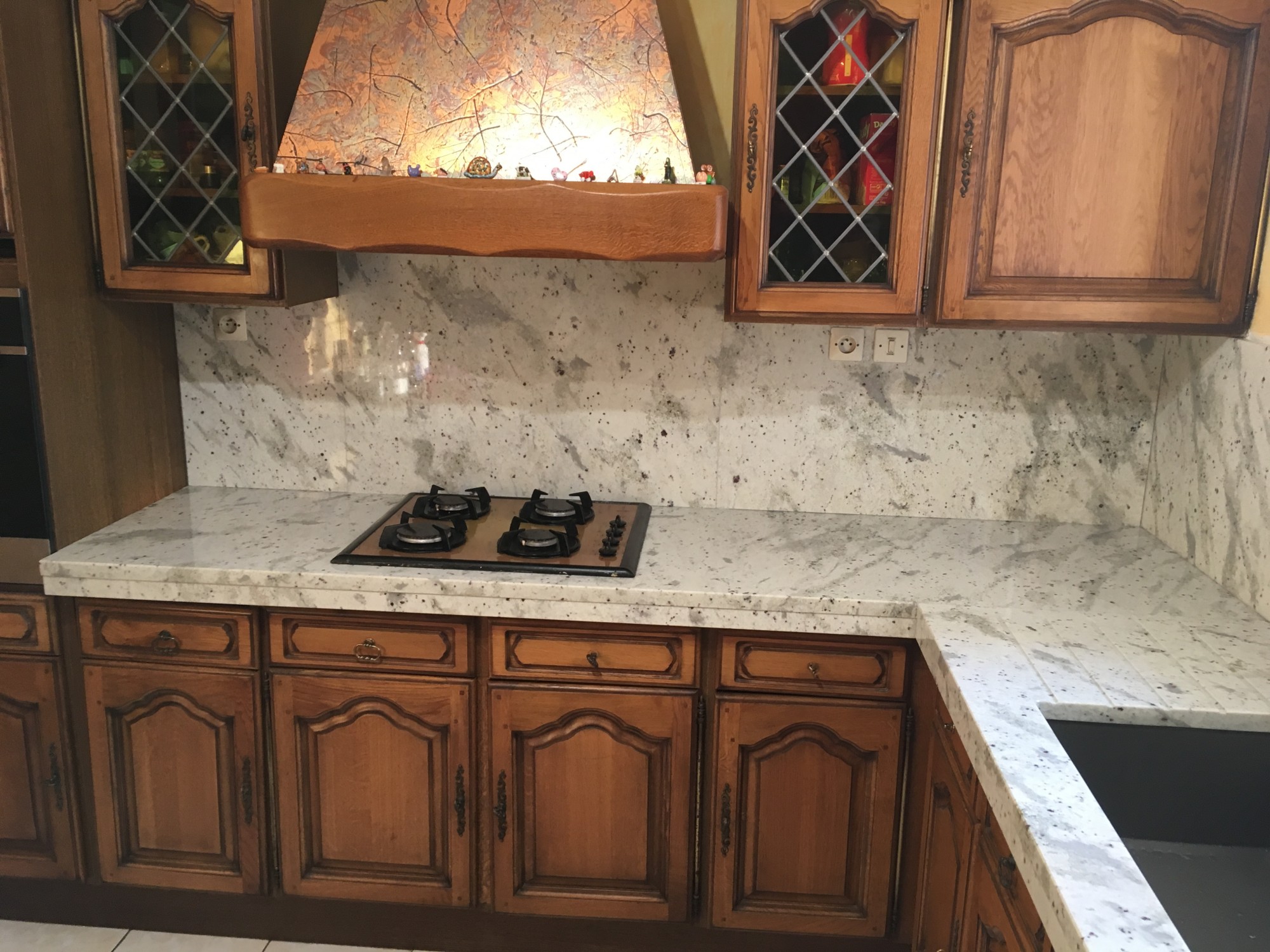 Choisir un granit pour une cuisine rustique en gironde 33