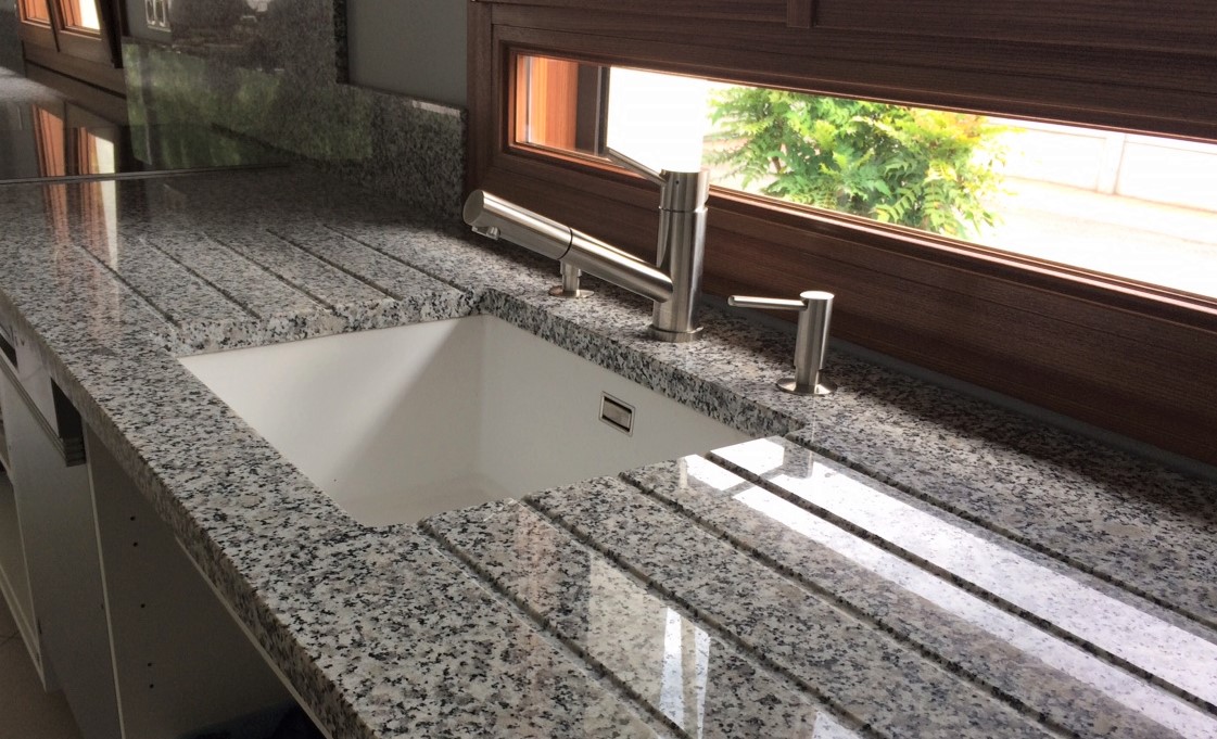 Granit blanc perle à bordeaux 33