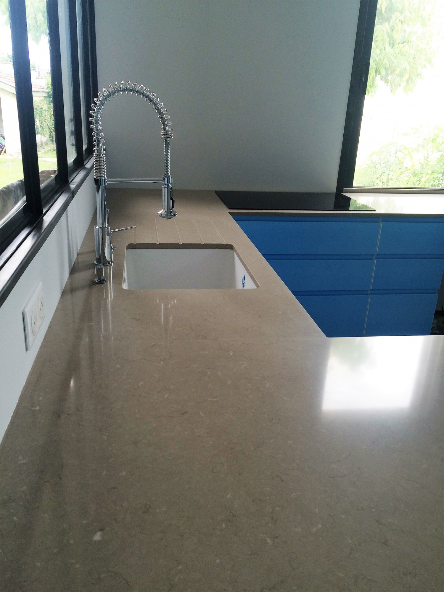 poseur qualifié pour installer des plans de travail en quartz Coral clay à Lège Cap ferret