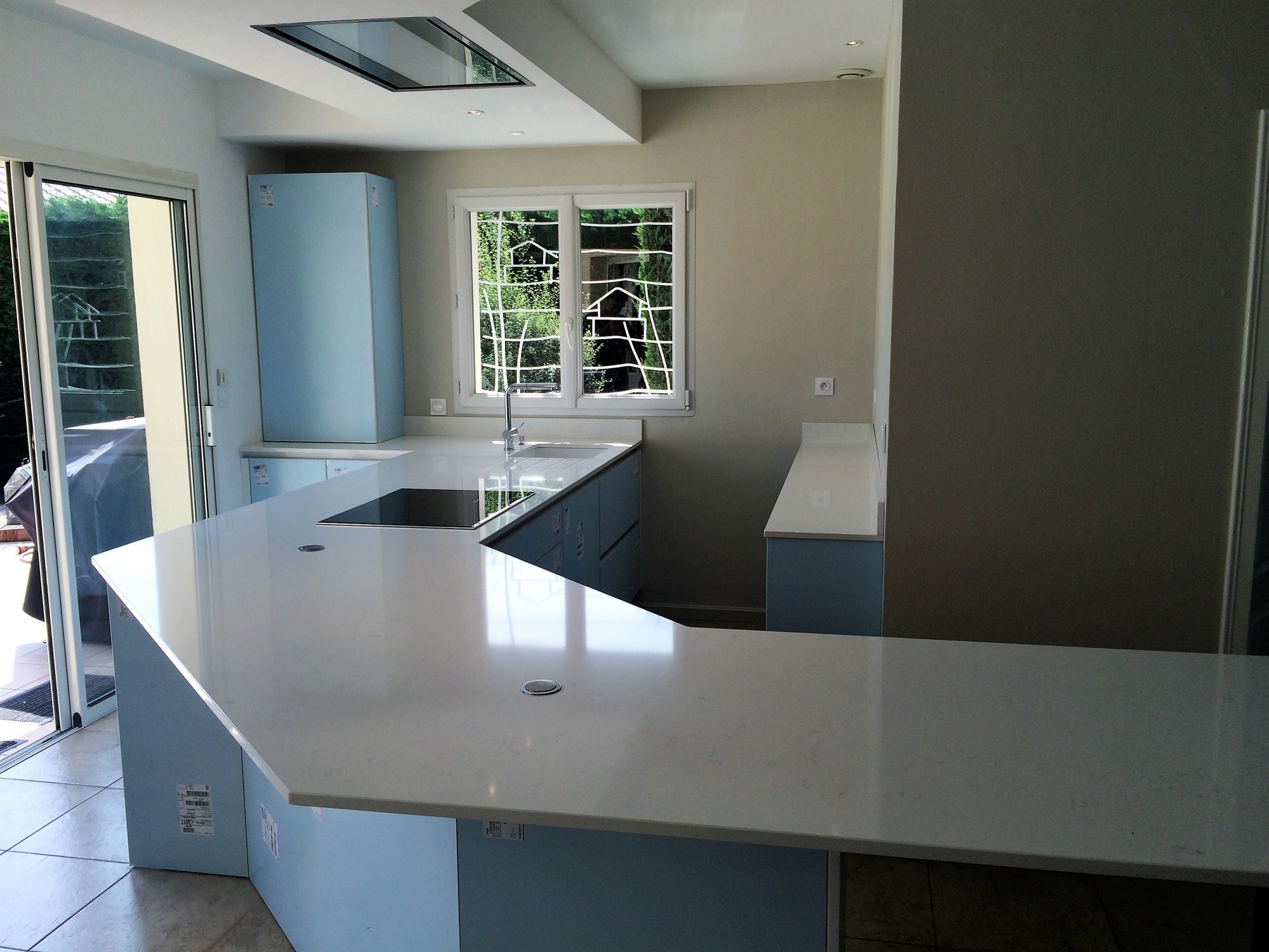 Cuisine en quartz Ariel avec des découpes spéciales près de Bordeaux