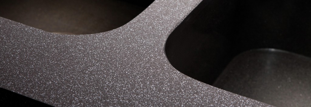 PLAN DE TRAVAIL AVEC VASQUE INTEGREE EN PIERRE RECONSTITUEE DANS LE SUD OUEST