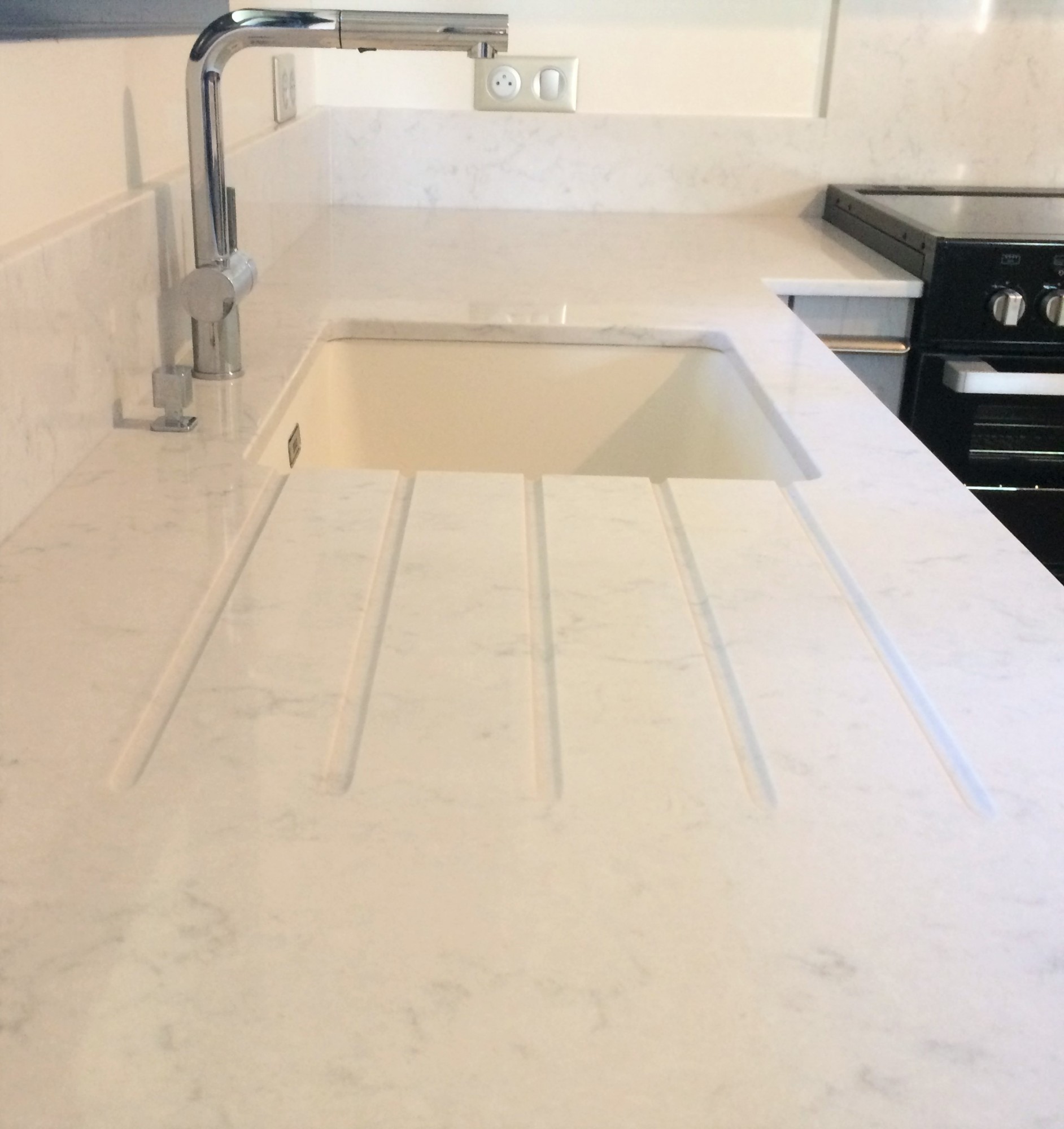 rainurage sur plan de travail blanc près de bordeaux