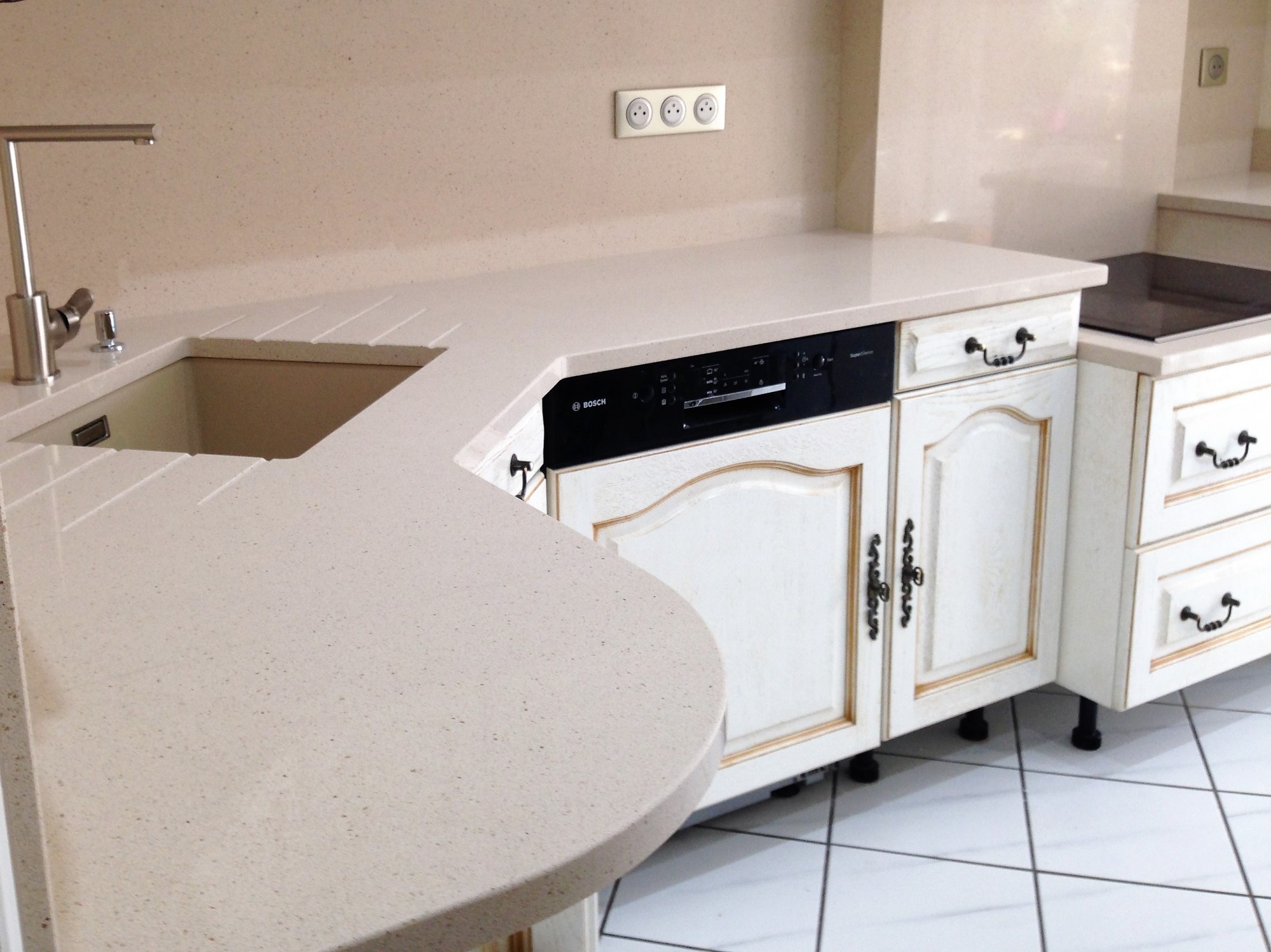 cuisine ou salle de bain en quartz blanco capri à salles