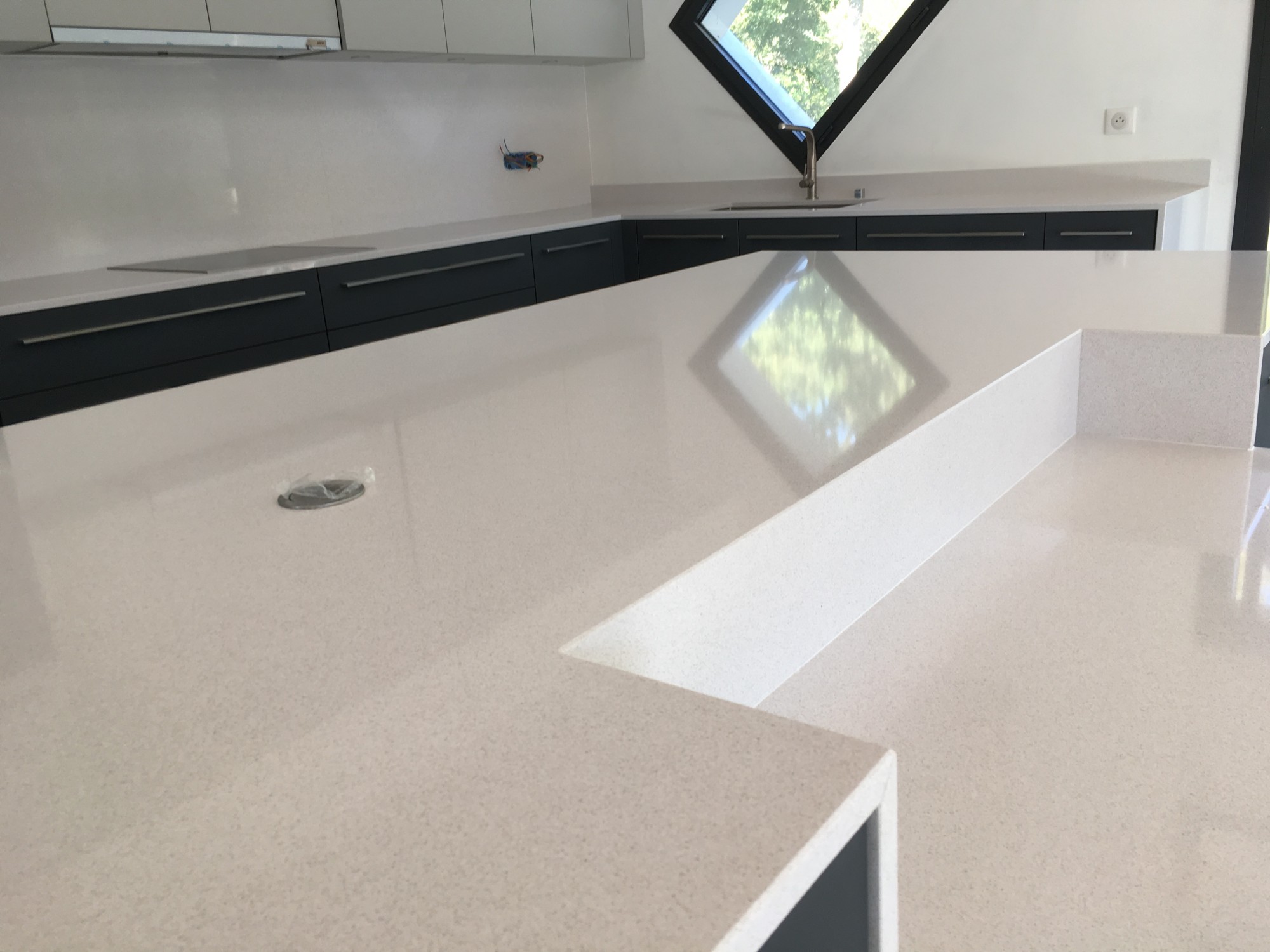 Installation de plans de travail en coupe d'onglet en quartz à deux pas d'Arcachon