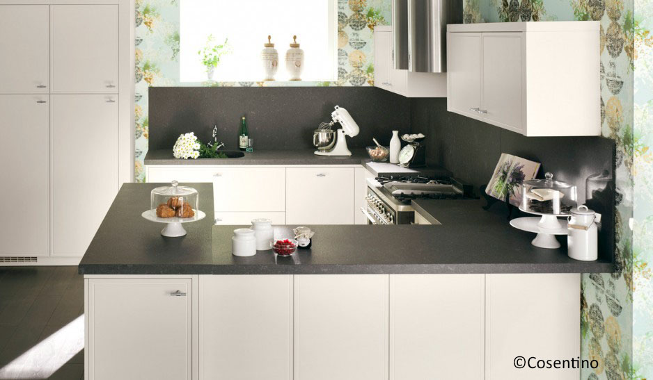 rénovation d'une cuisine avec des plans de travail sur mesure en quartz dans le 33