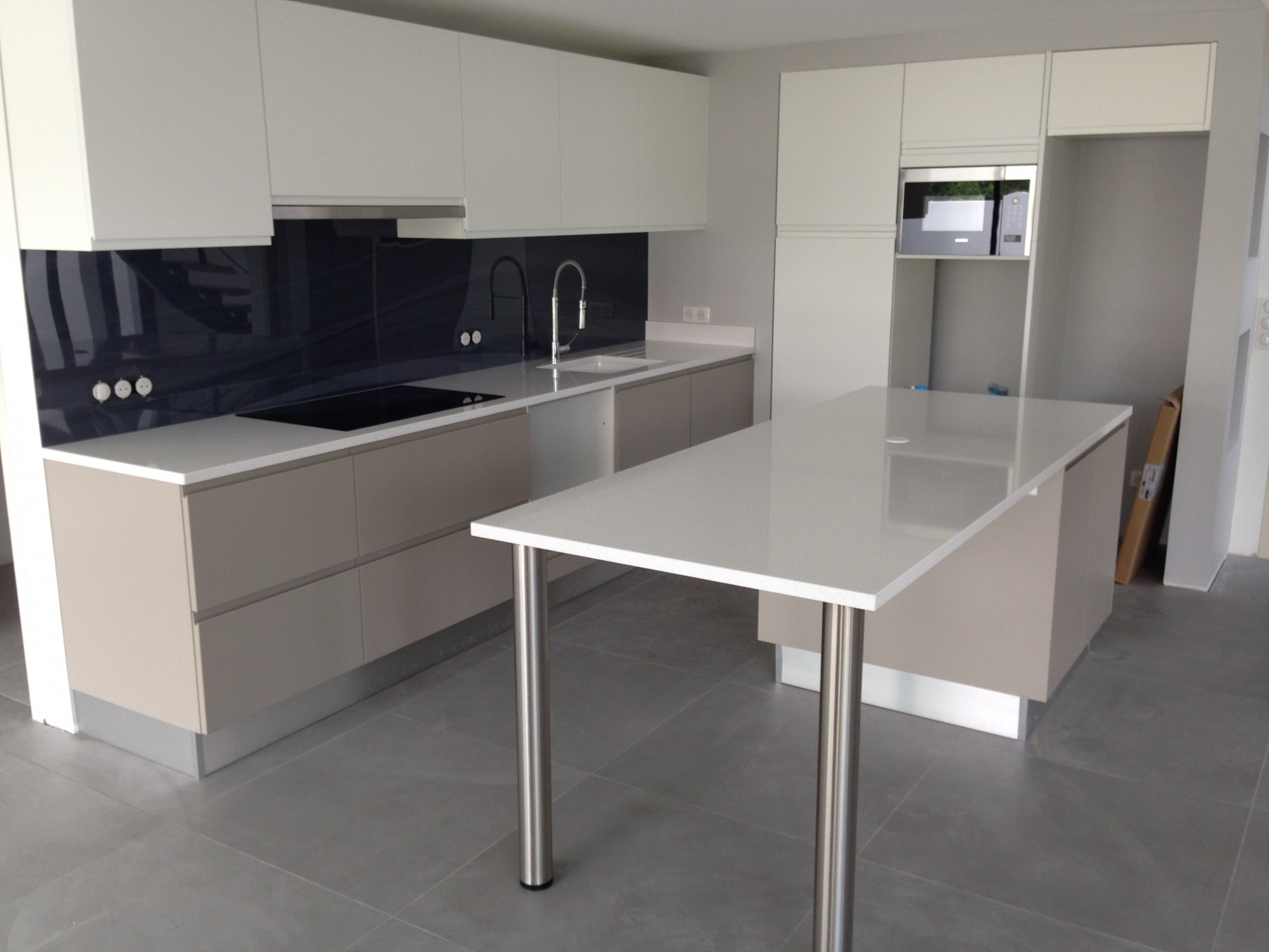 Trouver un marbrier de qualité pour mes plans de travail en quartz blanc près de Cadaujac - cuisine en quartz blanco maple