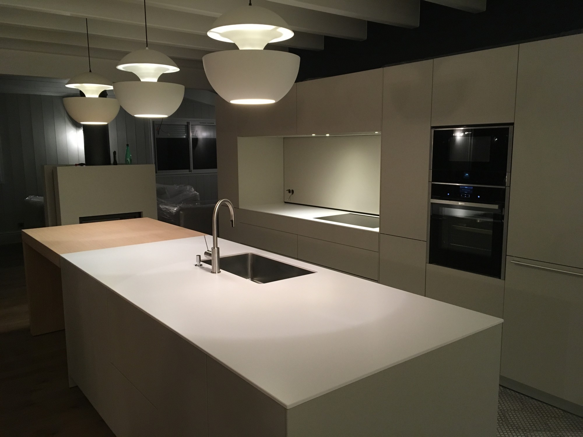 INSTALLATION D'UN GRAND PLAN DE TRAVAIL POUR ILOT EN QUARTZ A GRADIGNAN