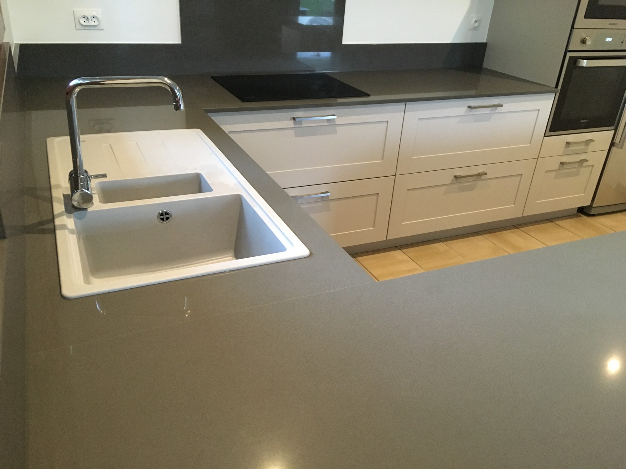 Cuisine en forme de U avec un plan de travail en quartz gris dans le sud ouest