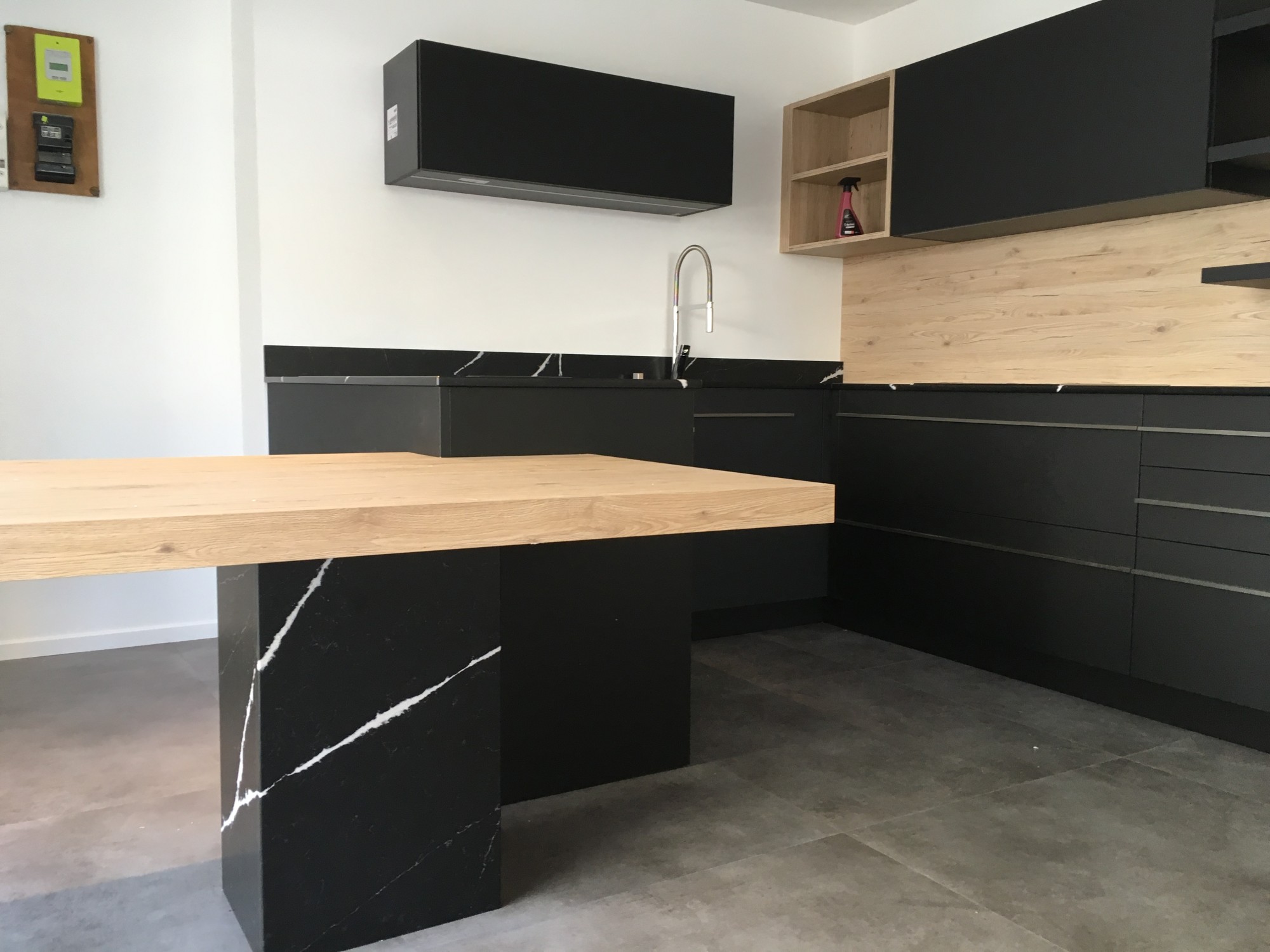 Qui pose des plans de travail de cuisine en quartz noir veiné près de Saint Aubin de Médoc