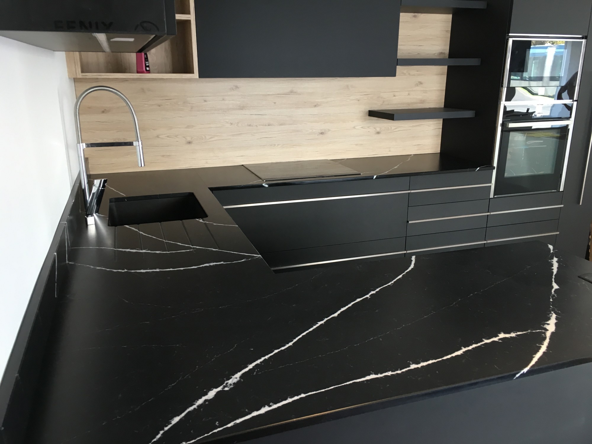 Faire découper et installer des plans de travail en quartz noir avec des meubles noirs sur le bassin d'Arcachon