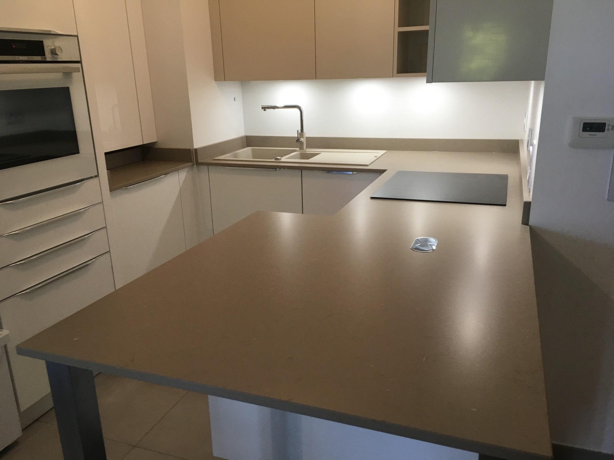 Recherche marbrier pour table en quartz marron clair très résistant à Claouey