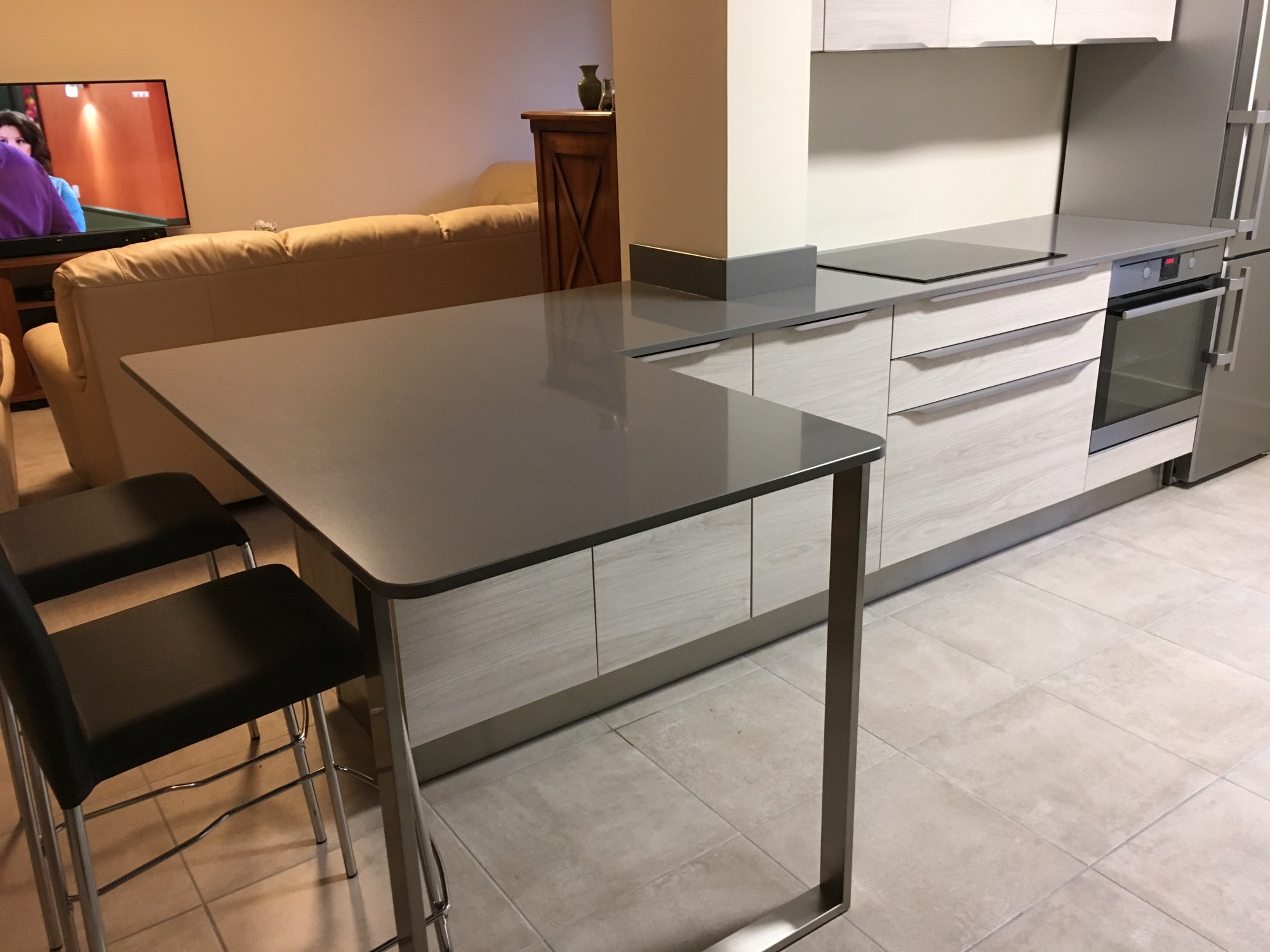 Table en quartz en prolongation d'un plan de travail en aquitaine