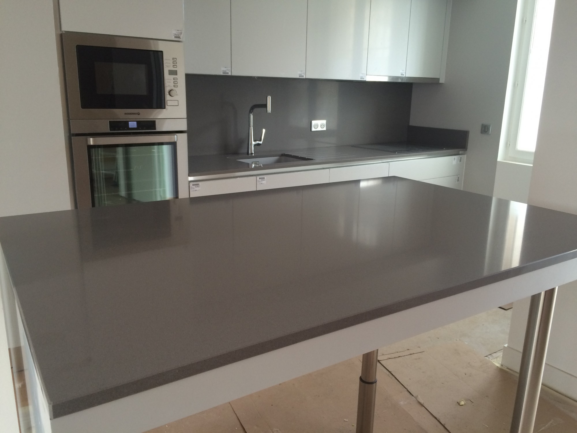 Installer des plans de travail en quartz gris dans ne cuisine en gironde 33
