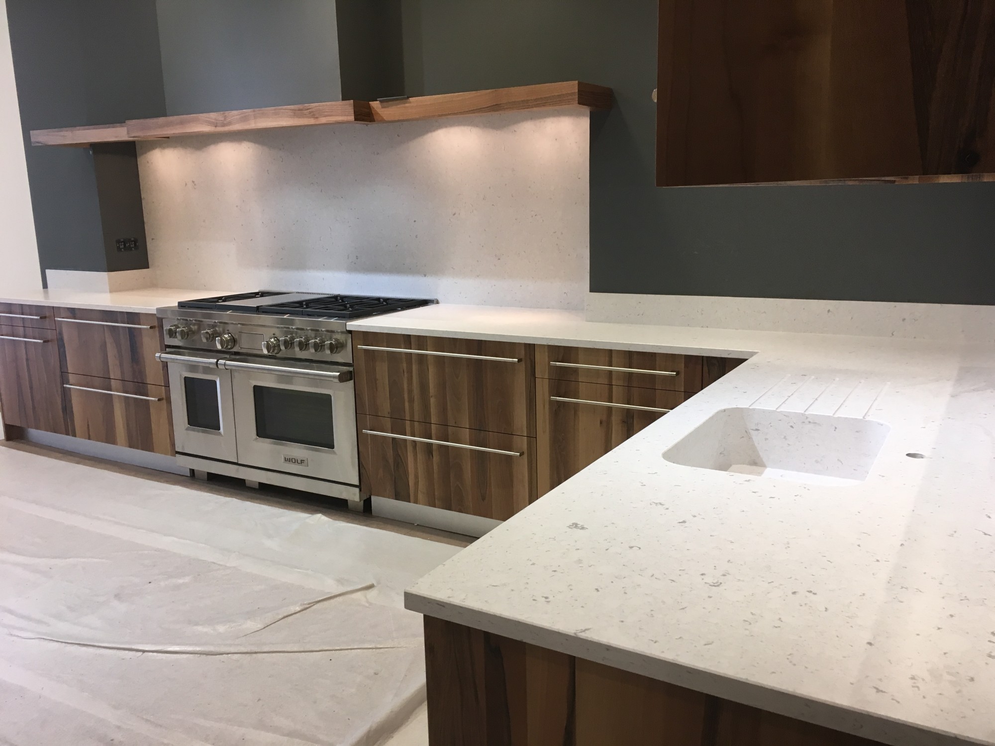 Faire poser des plans de travail en quartz blanc par un professionnel dans sa cuisine en Gironde 33