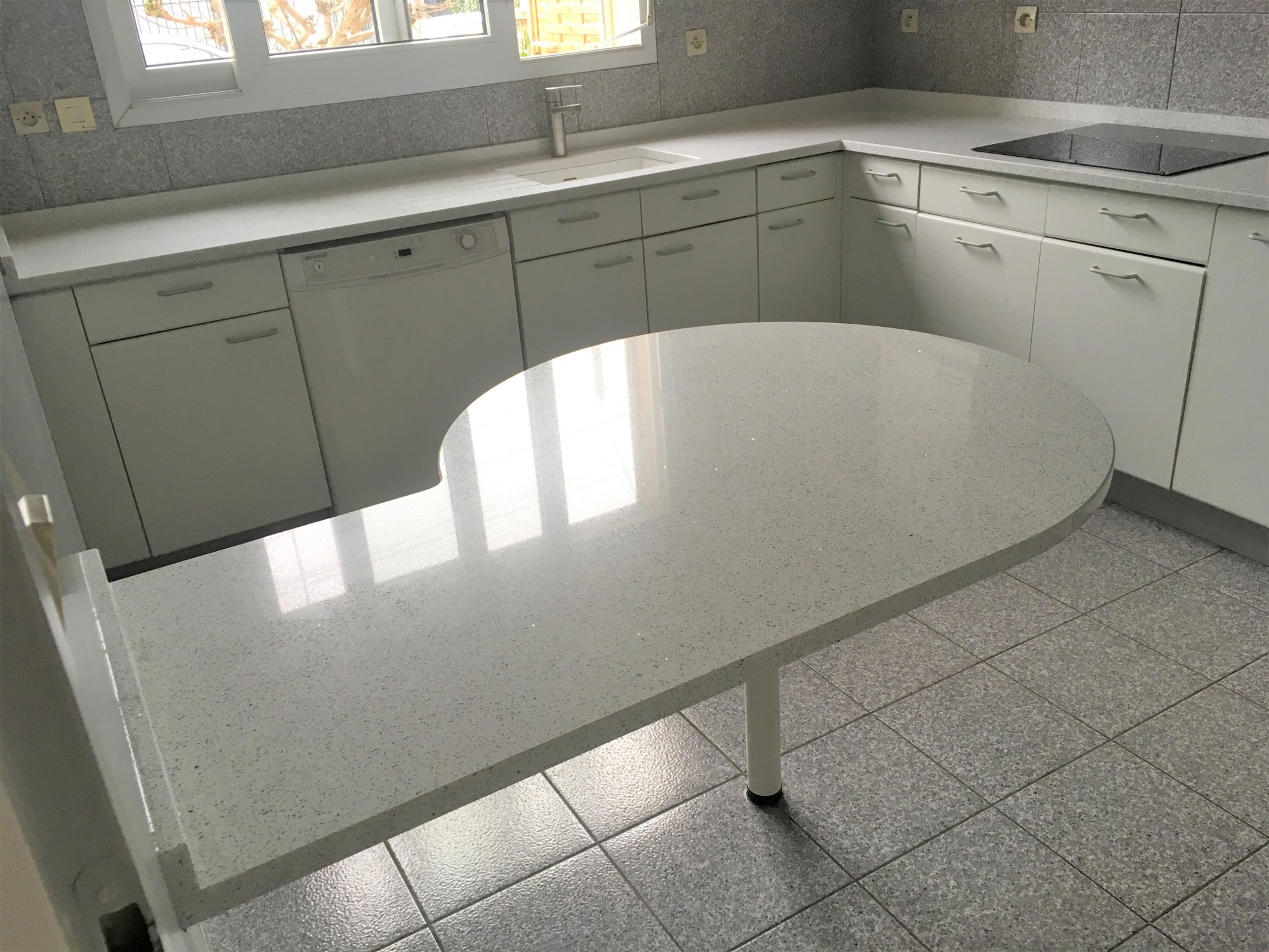 Où acheter des plans de travail de cuisine sur mesure de forme arrondie en Quartz en gironde?