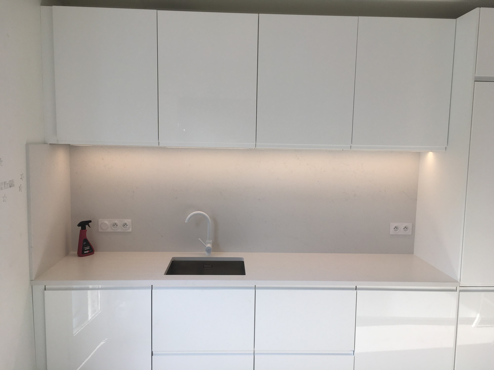 Réalisation de cuisine avec des plans de travail en quartz eternal statuario à Bordeaux