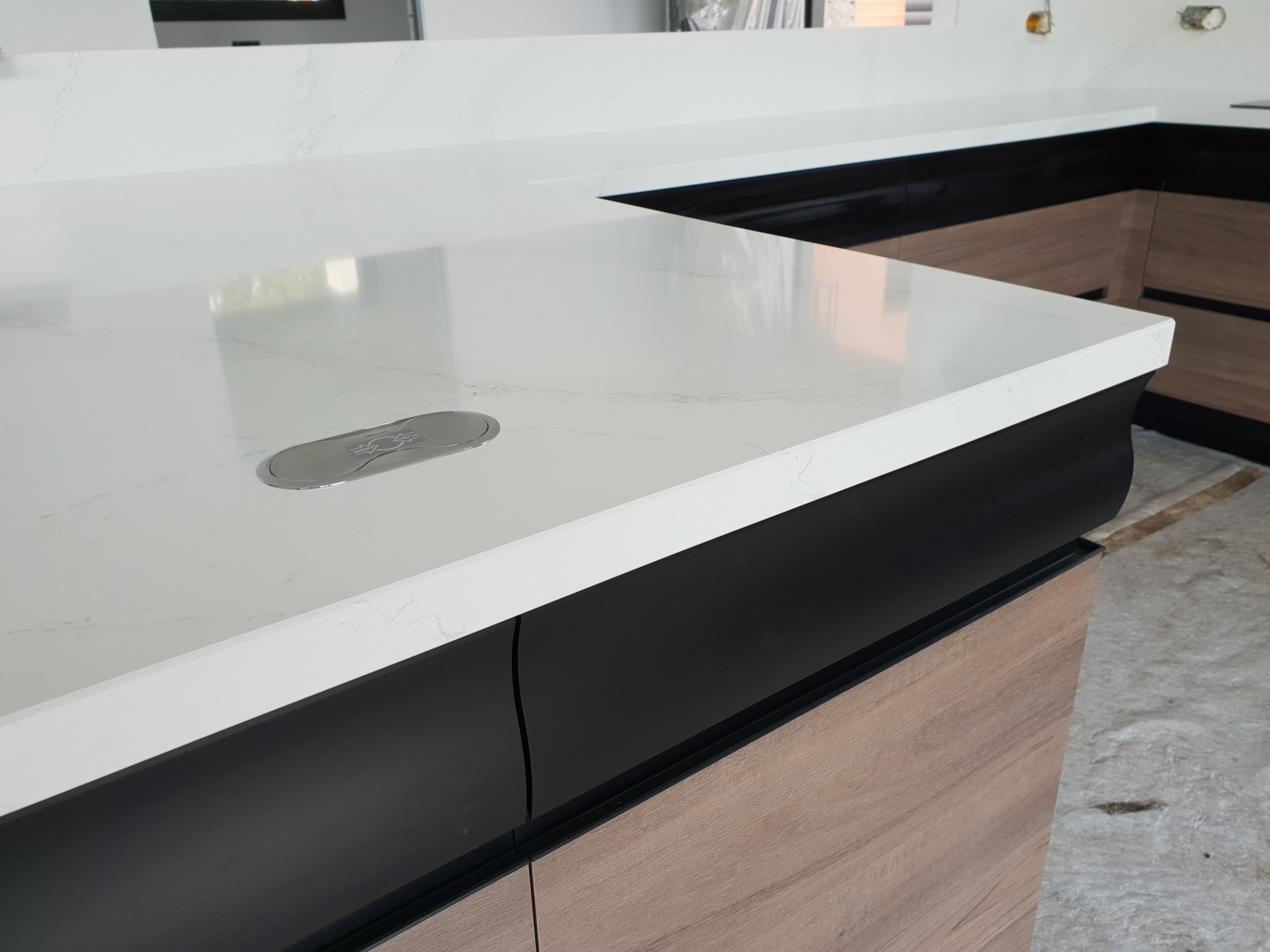 Découper des formes spéciales sur son plan de travail en quartz à Eysines