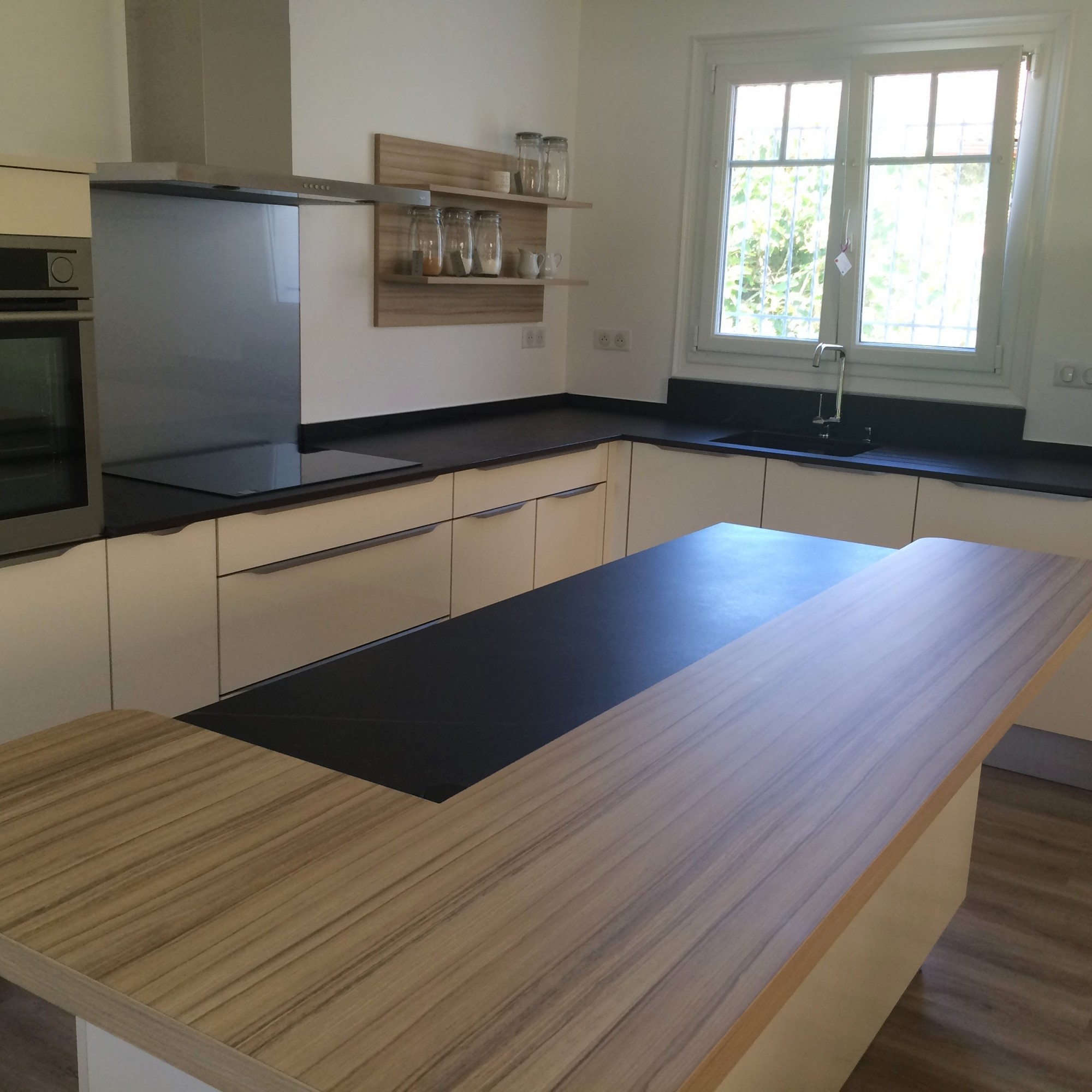 plan de travail en bois et granit bordeaux