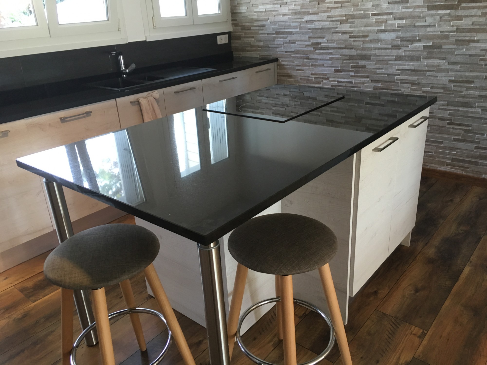 Ilot central en granit pour manger dans sa cuisine à Bordeaux 33
