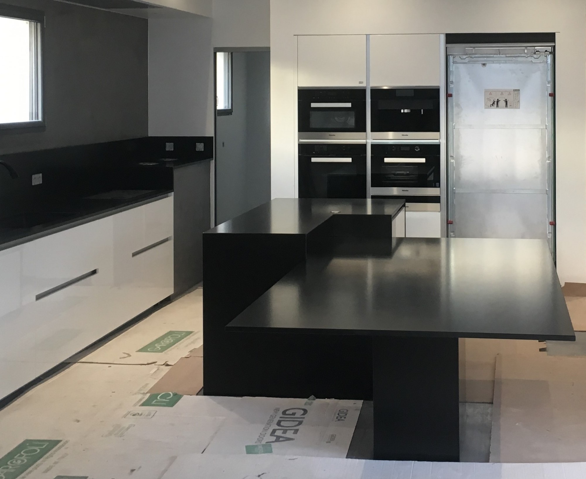 plans de travail en granit à plusieurs étages sur un îlot en gironde 33