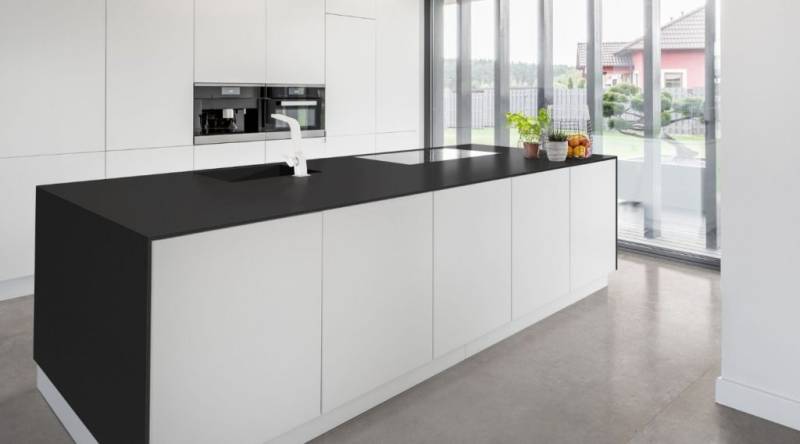 Installer des plans de travail noir de chez Techlam dans sa cuisine près de Mérignac 33