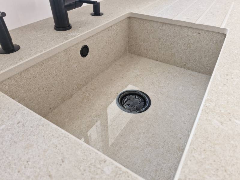 Installation d'une cuve marbrière LENO de Bradano avec habillage des contours en pierre comme vos plans de travail près de Bordeaux 33