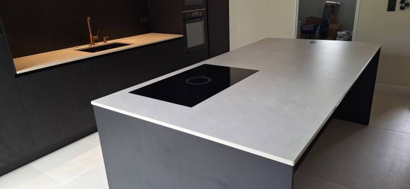 cuisines équipées de plans de travail en Dekton Albarium, posés avec soin par les experts de HM Déco en Gironde