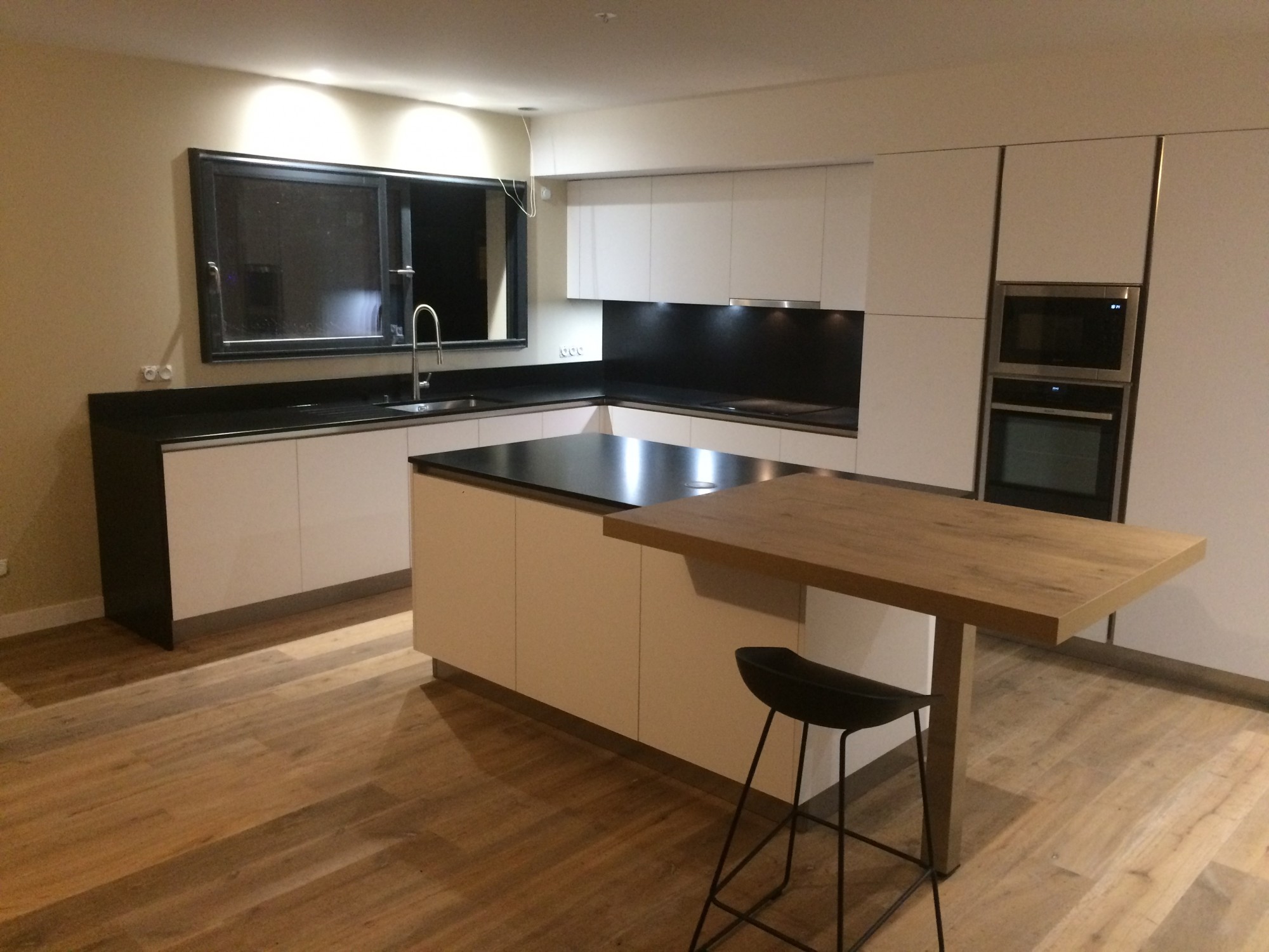 Belle cuisine en granit noir bordeaux