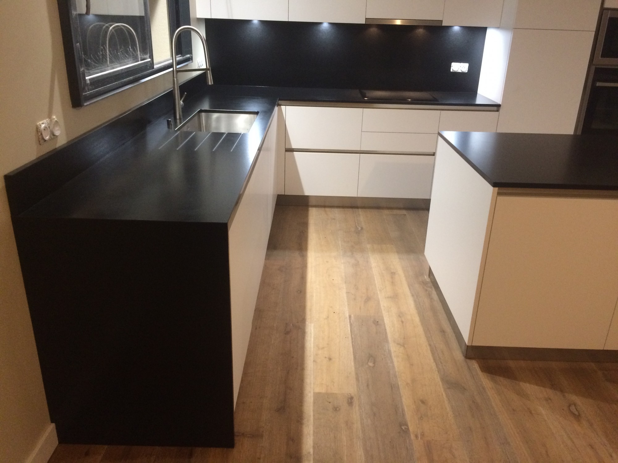 Cuisine en granit noir satiné en aquitaine