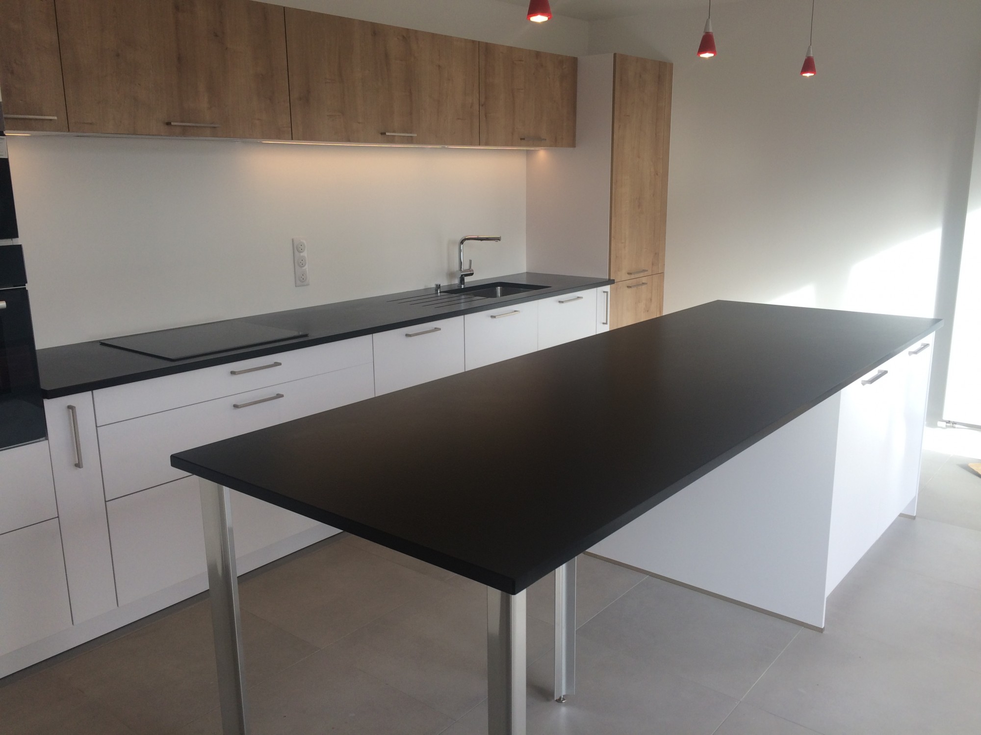 Cuisine avec table en granit noir zimbabwe sur le bassin d'arcachon