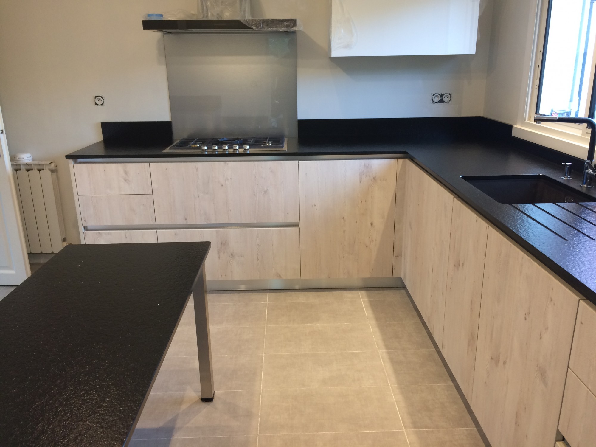 Cuisine en L avec plan en Granit Noir Zimbabwe à Bordeaux