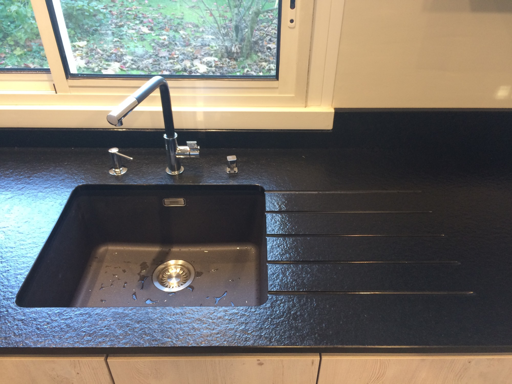 FINITION FLAMMEE - Mariage d'un évier en inox avec du Granit Noir à Biganos - 33