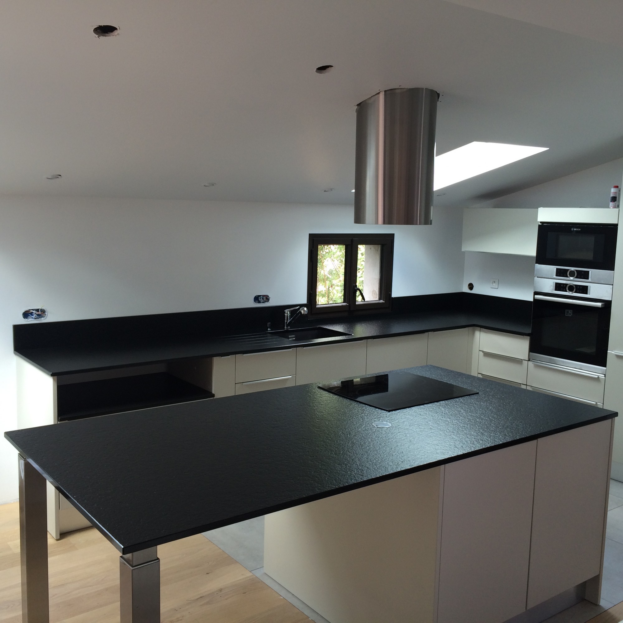 Ilot central en granit noir Zimbabwe pour nouvelle cuisine à Mérignac 33