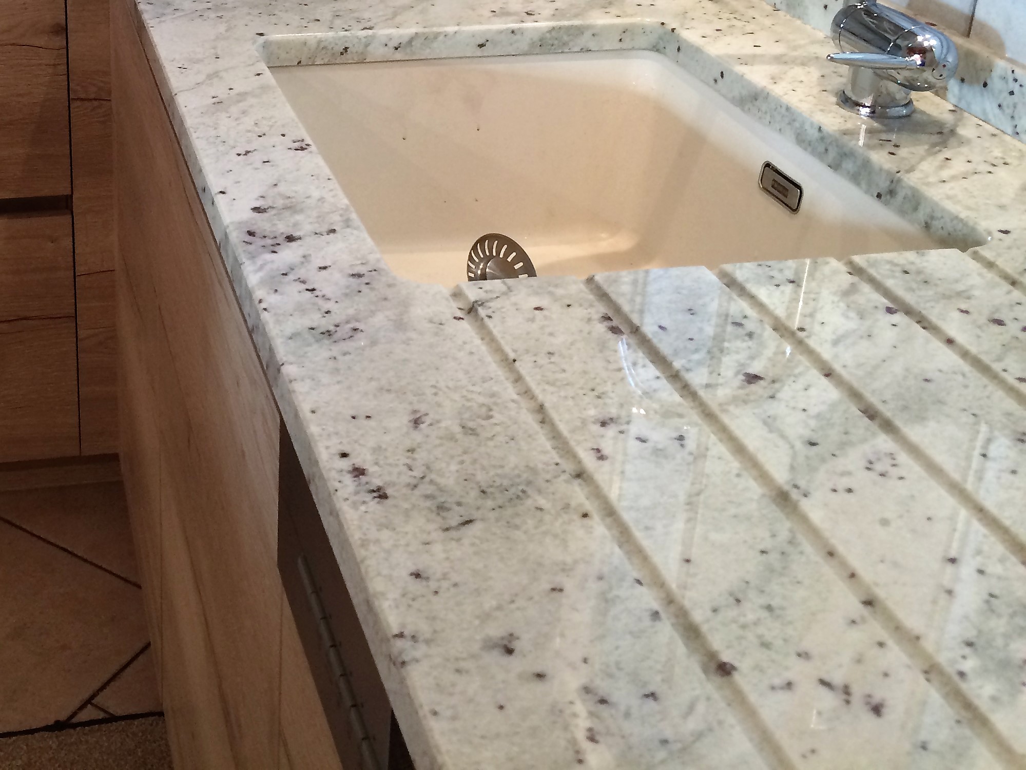 rainurage d'évier en granit andromeda bordeaux