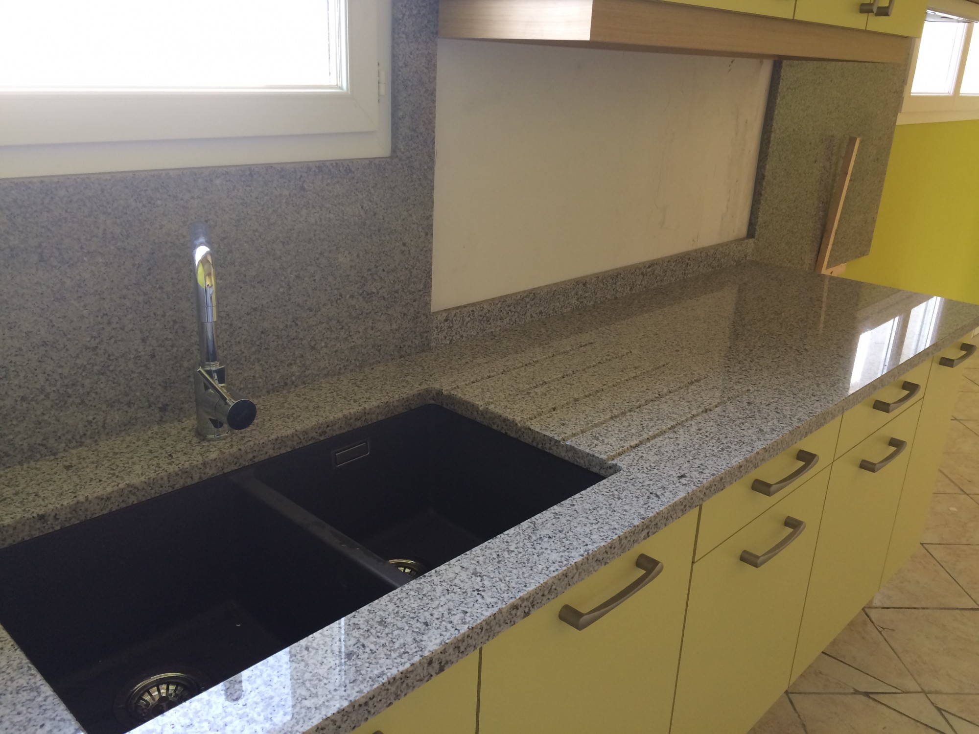 découper sur du granit un trou pour un évier au bassin d'arcachon