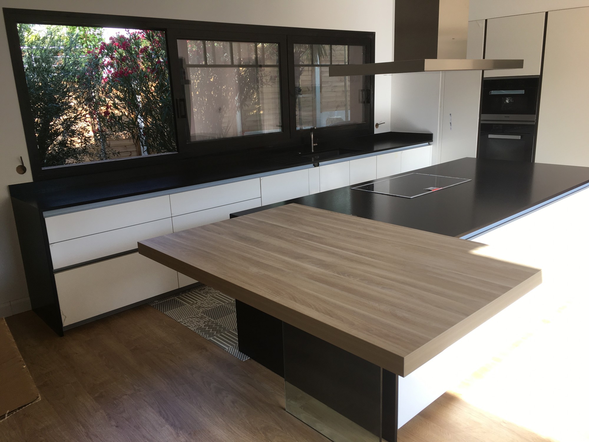 Mélange bois et granit pour plan de travail  - bordeaux