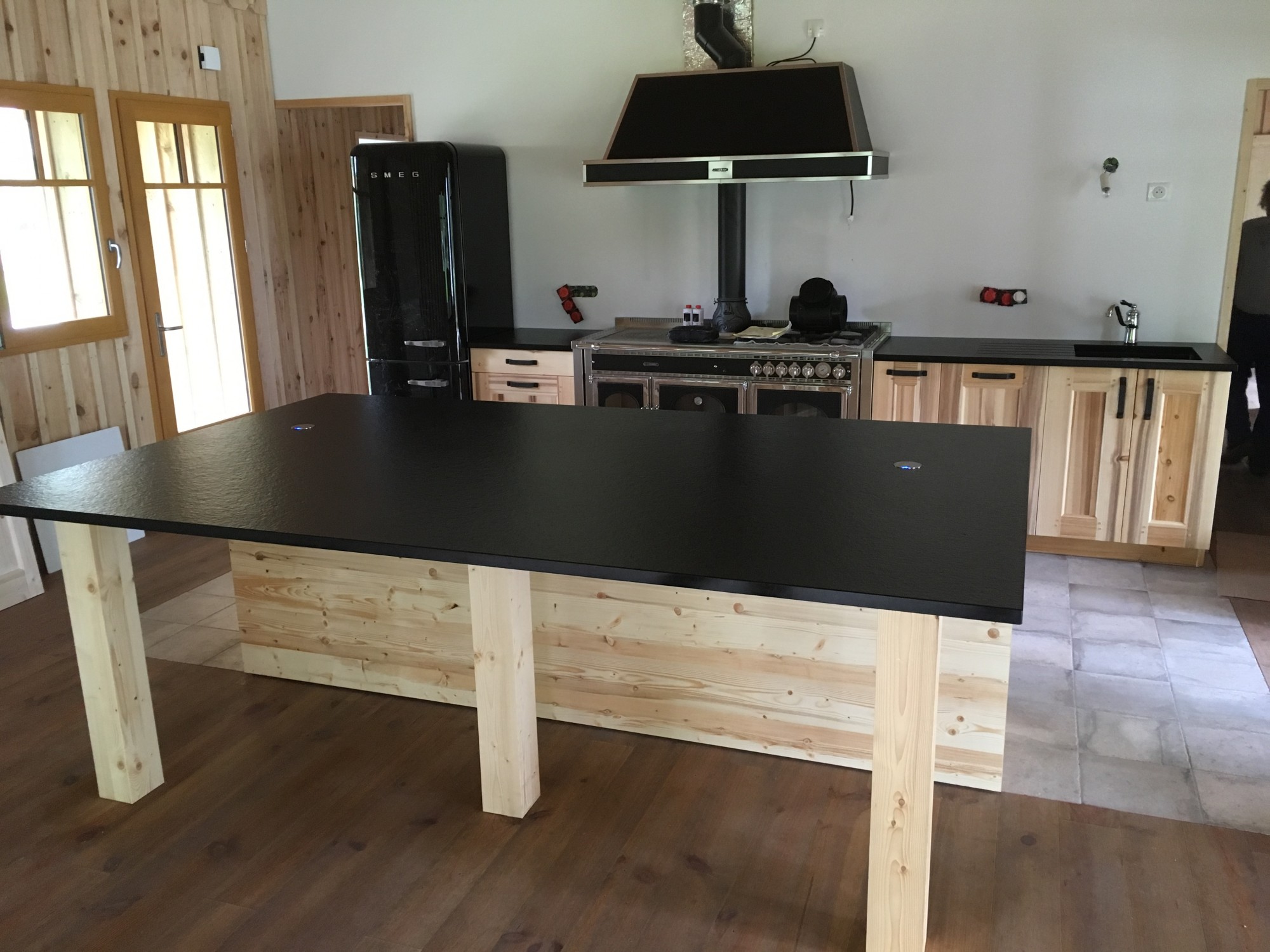 Cuisine de menuisier avec plan de travail en granit - Biganos